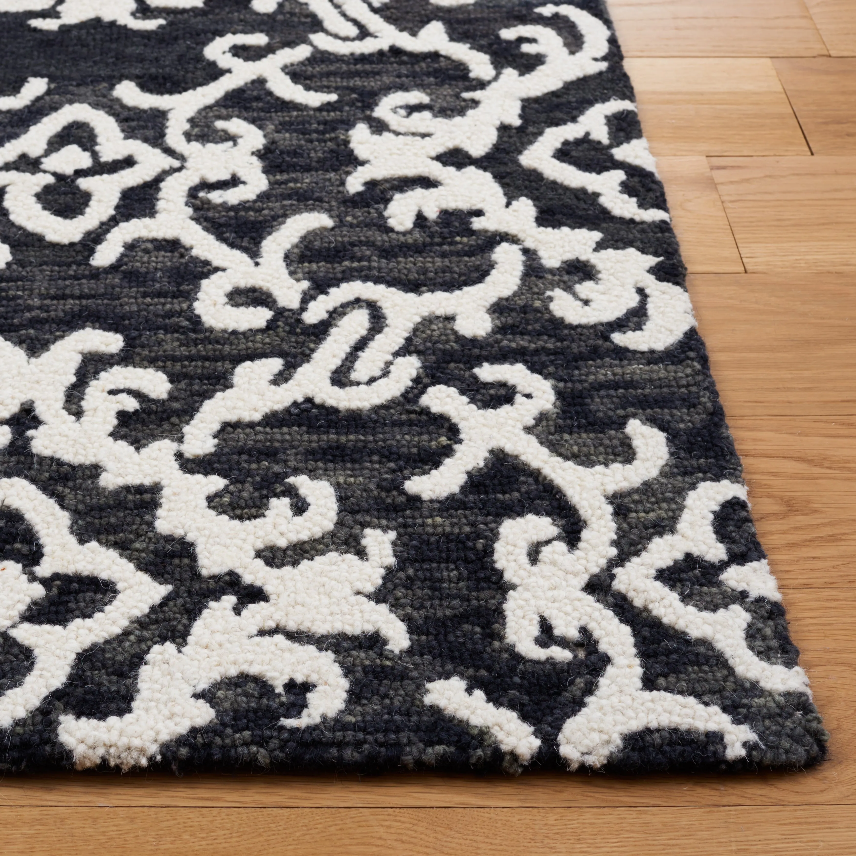 SAFAVIEH. Handmade Blossom Vesela Modern Floral Wool Rug