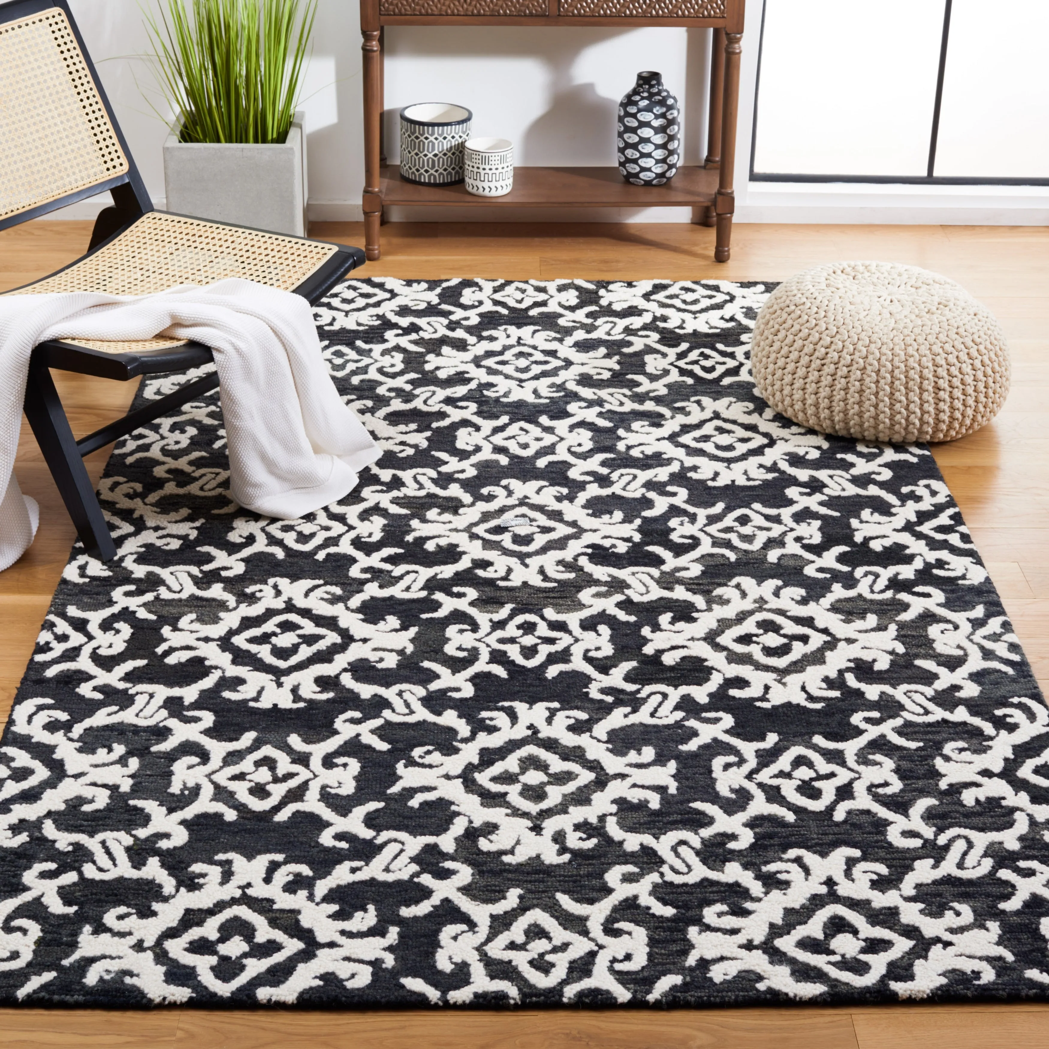 SAFAVIEH. Handmade Blossom Vesela Modern Floral Wool Rug