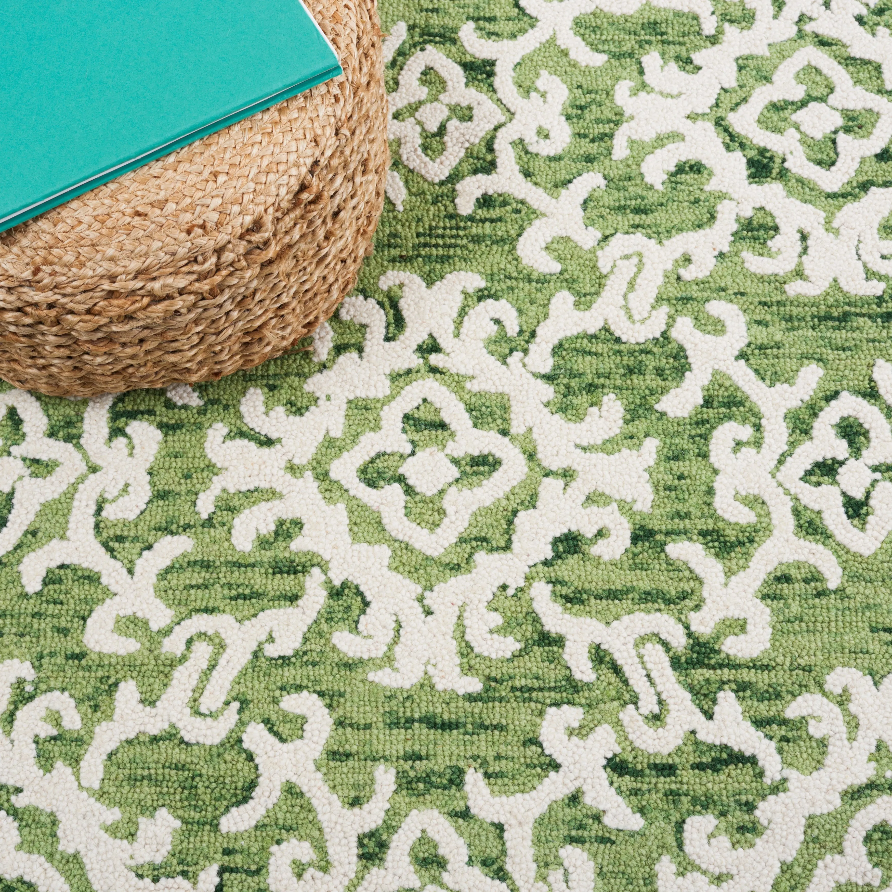SAFAVIEH. Handmade Blossom Vesela Modern Floral Wool Rug