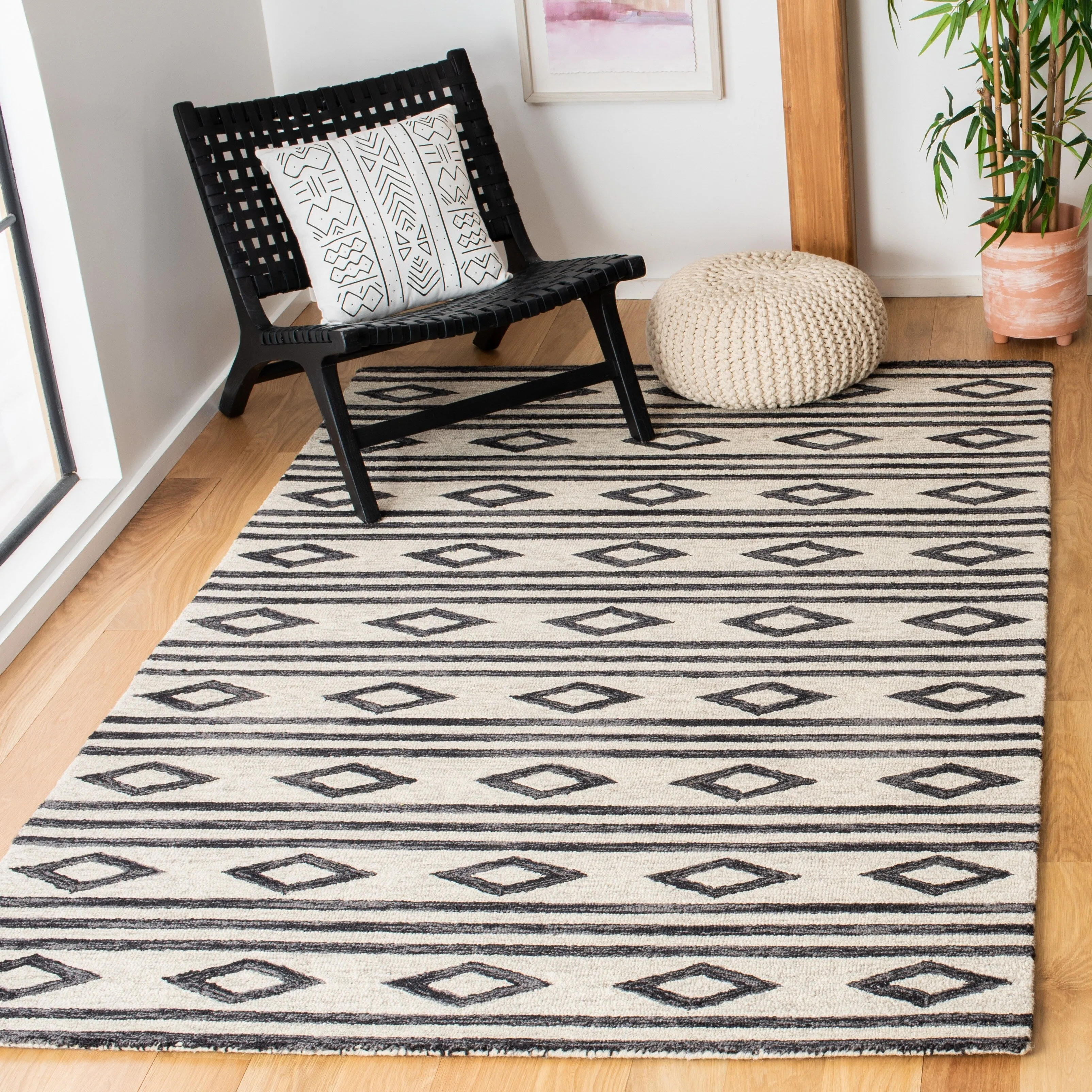 SAFAVIEH. Handmade Blossom Vesela Modern Floral Wool Rug