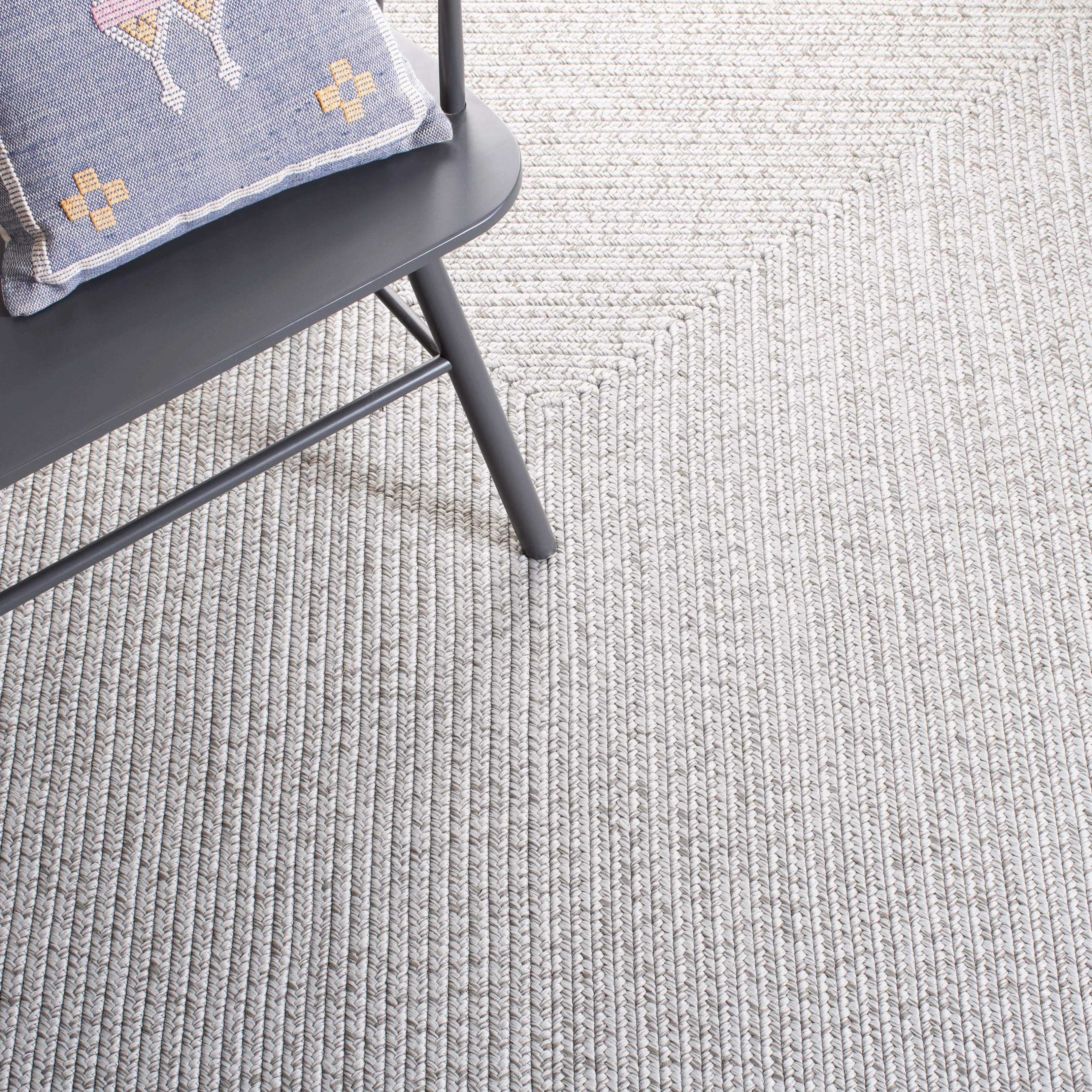 SAFAVIEH Handmade Braided Shabana Casual Lavada Rug