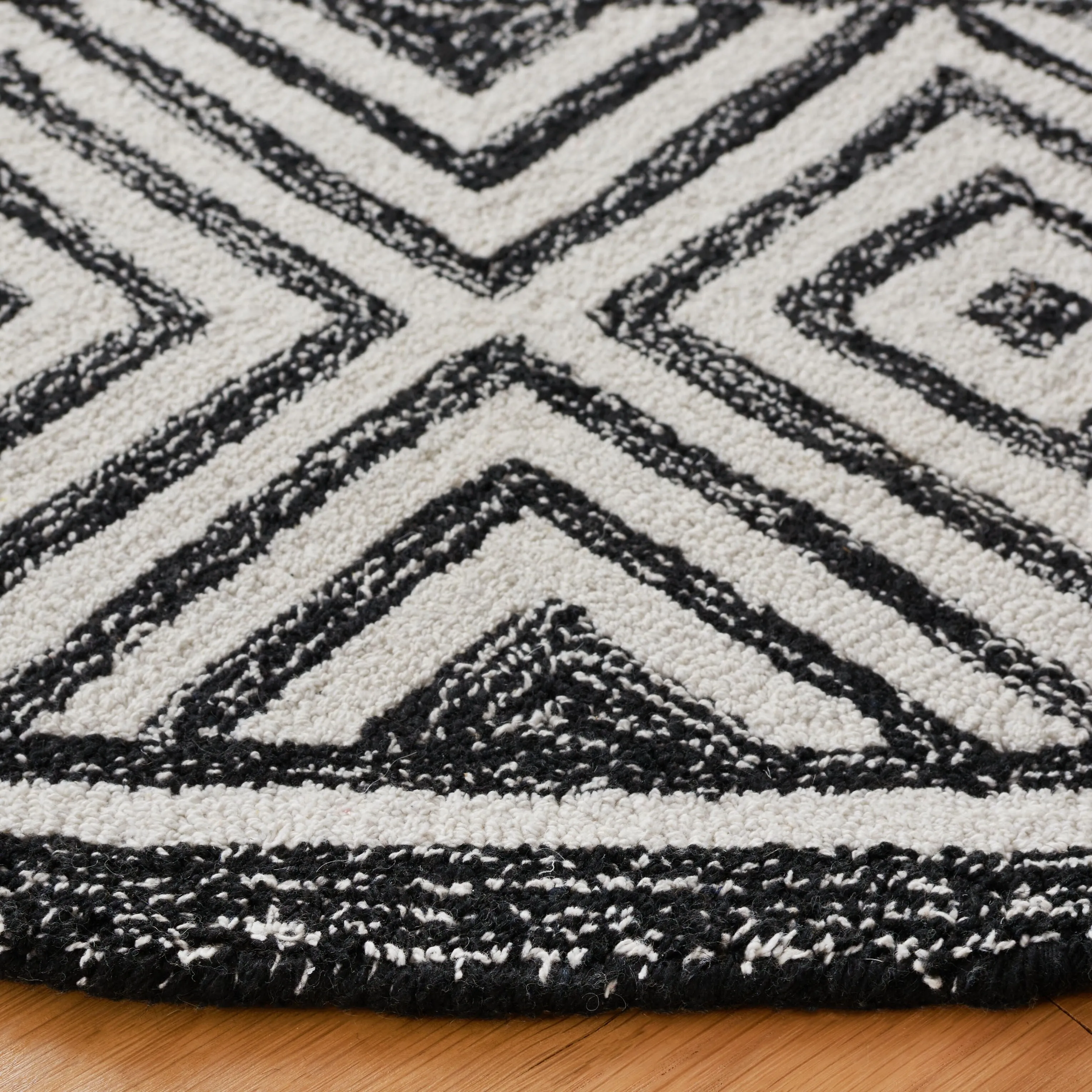 SAFAVIEH Handmade Capri Bethia Modern Boho Wool Rug