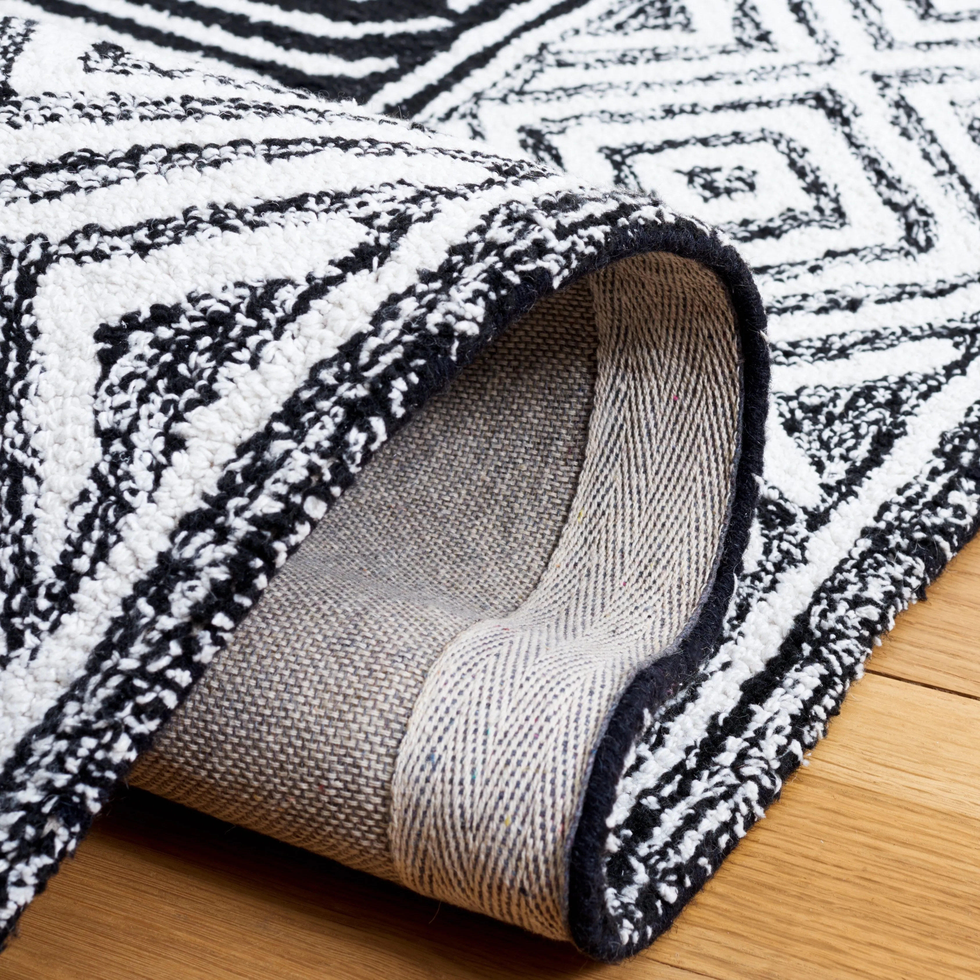 SAFAVIEH Handmade Capri Bethia Modern Boho Wool Rug