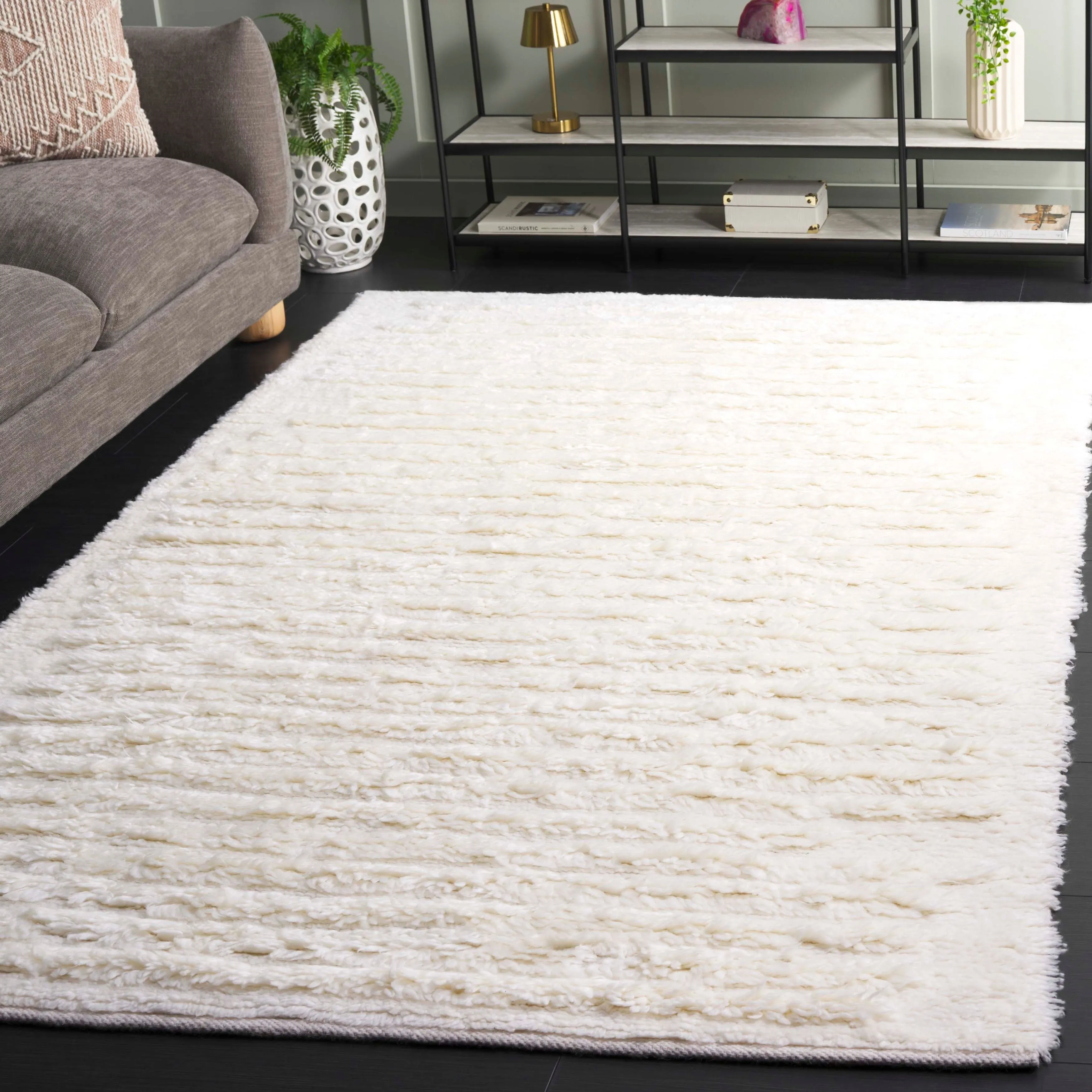 SAFAVIEH Handmade Casablanca Yanushka Shag Wool 1.8-inch Rug