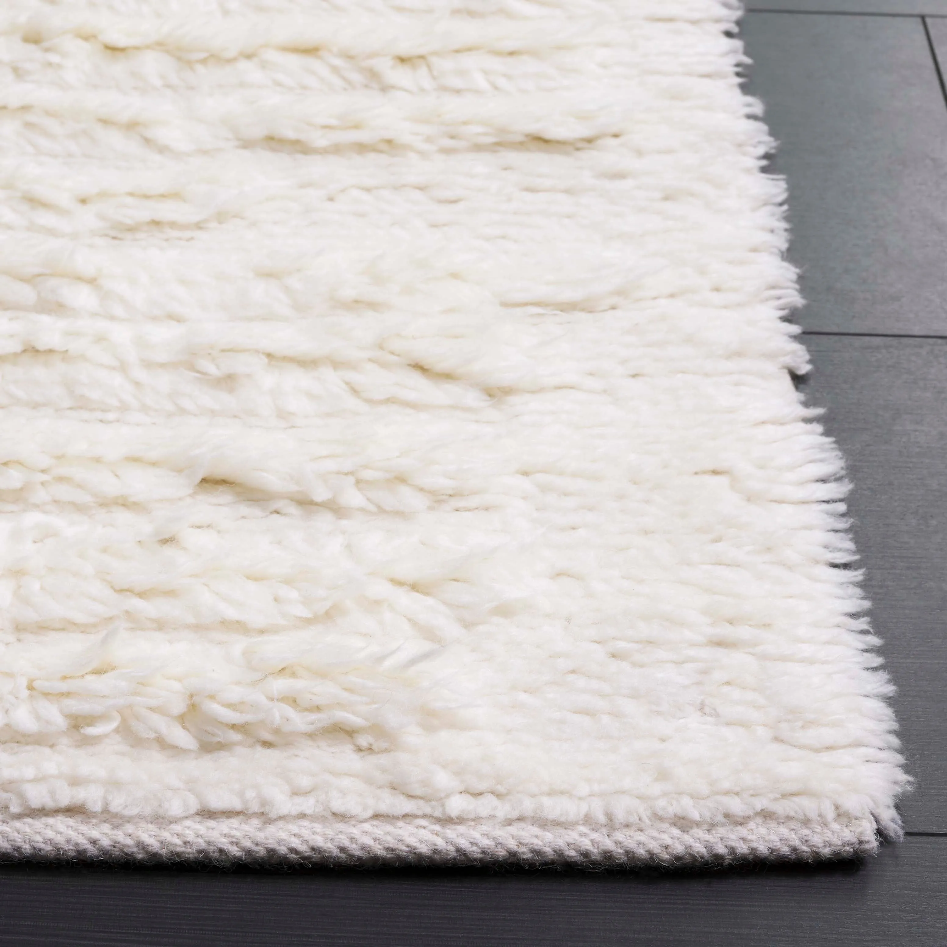 SAFAVIEH Handmade Casablanca Yanushka Shag Wool 1.8-inch Rug