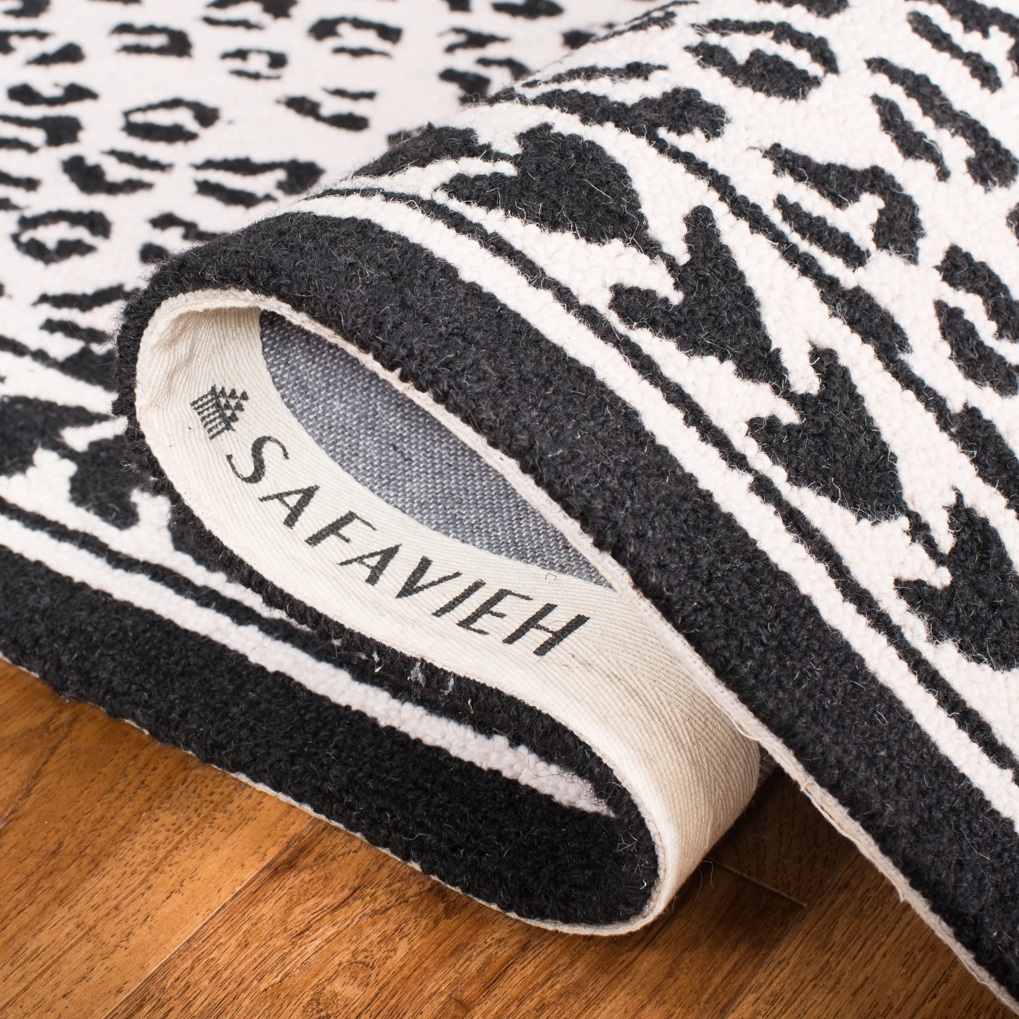 SAFAVIEH Handmade Chelsea Solar Garden Leopard French Country Wool Rug