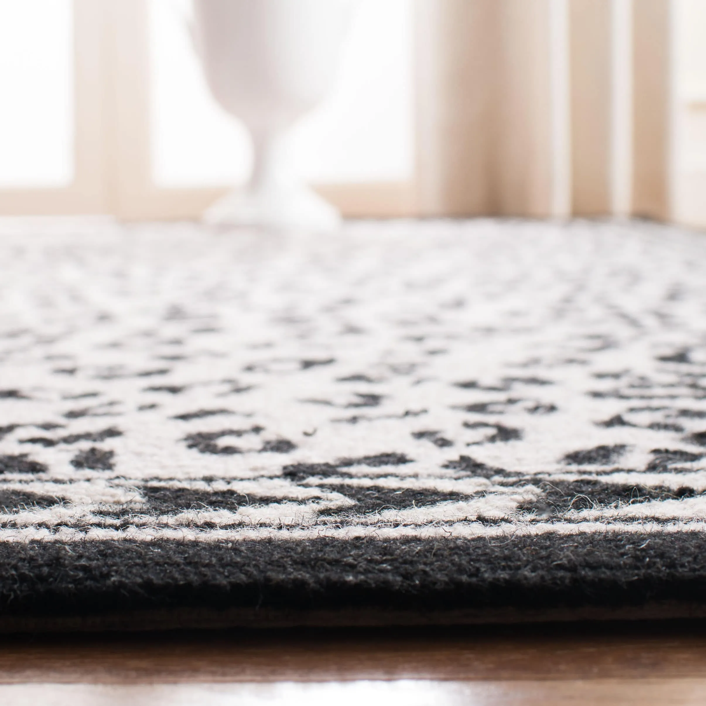 SAFAVIEH Handmade Chelsea Solar Garden Leopard French Country Wool Rug