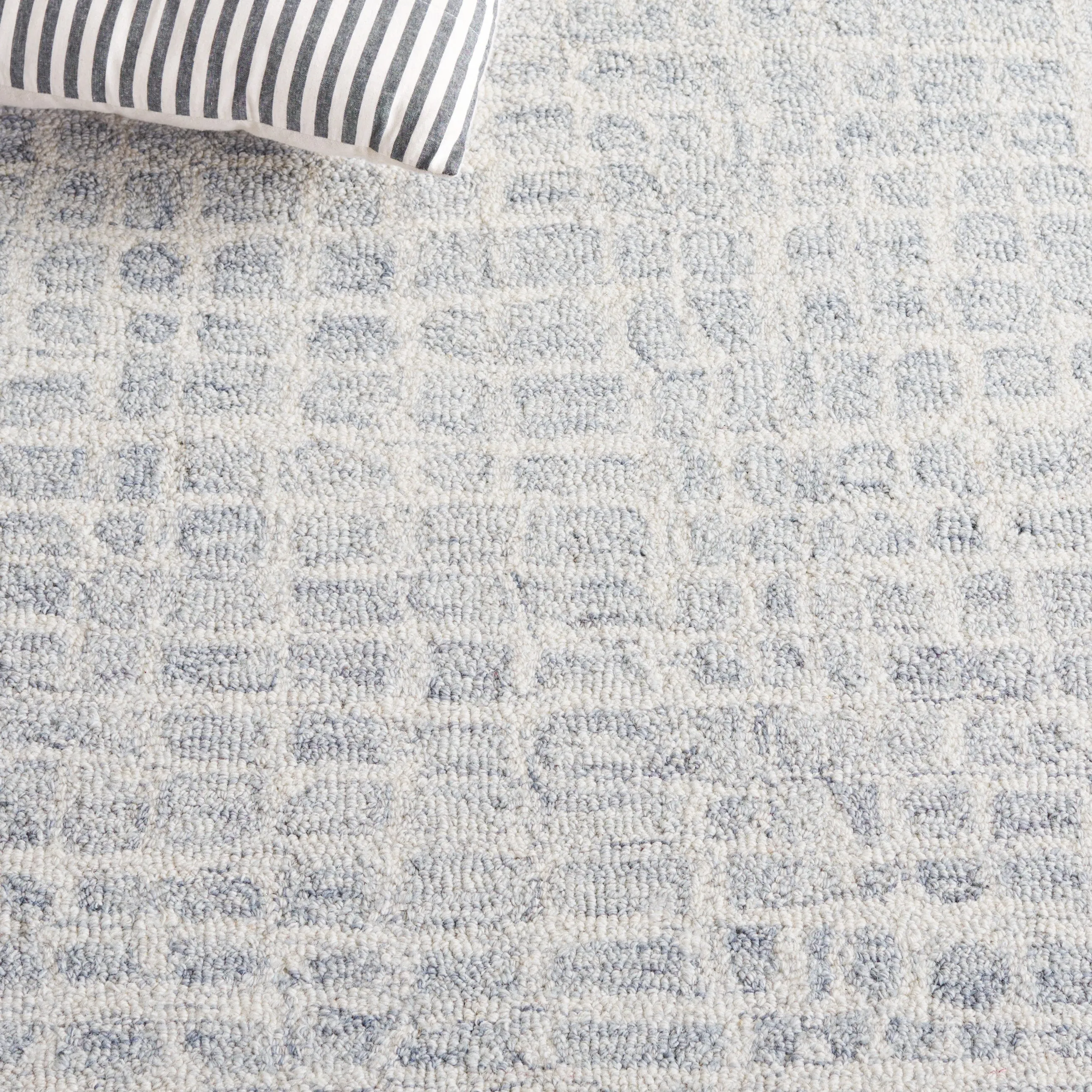 SAFAVIEH Handmade Ebony Gonneke Modern & Contemporary Wool Rug