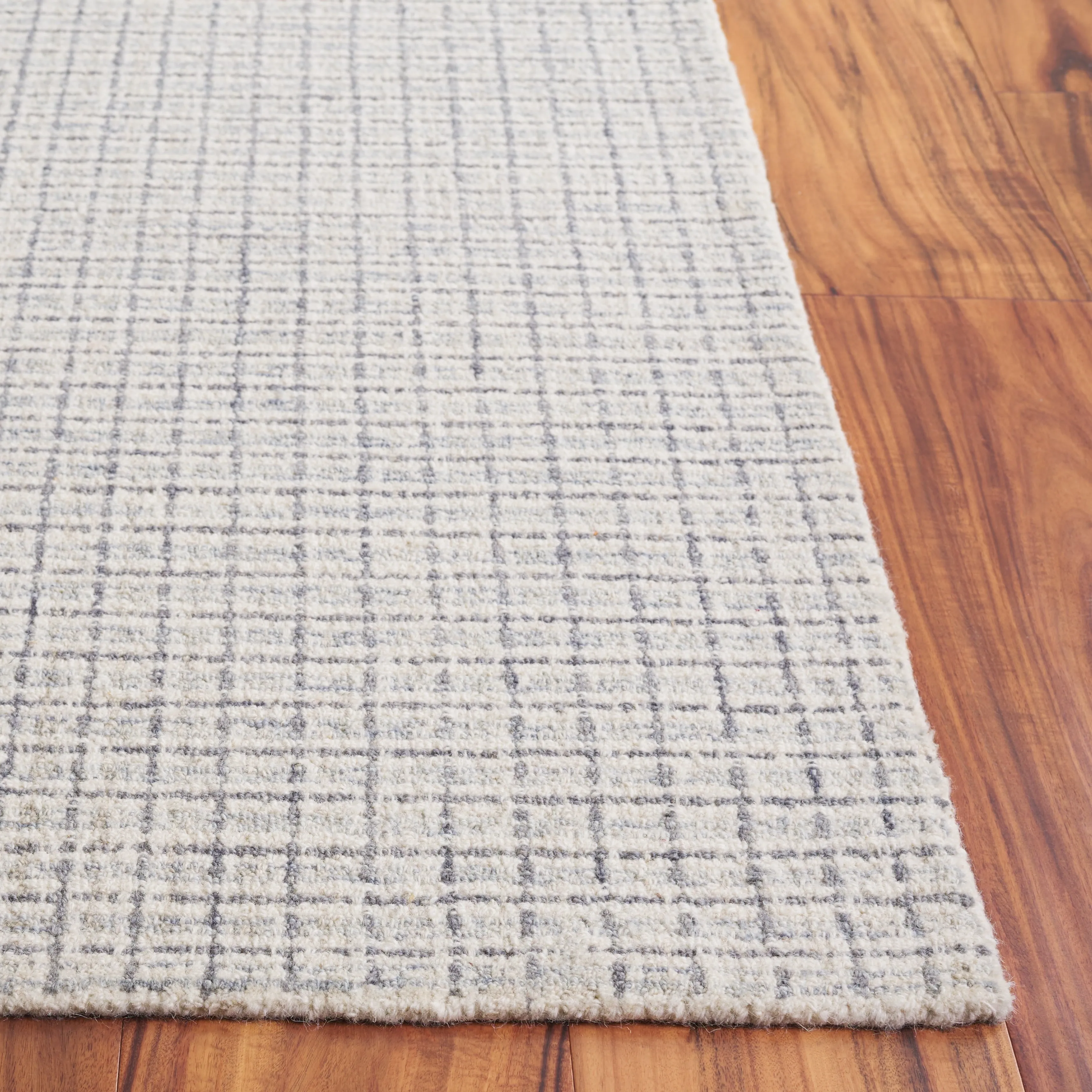 SAFAVIEH Handmade Ebony Midori Modern & Contemporary Wool Rug