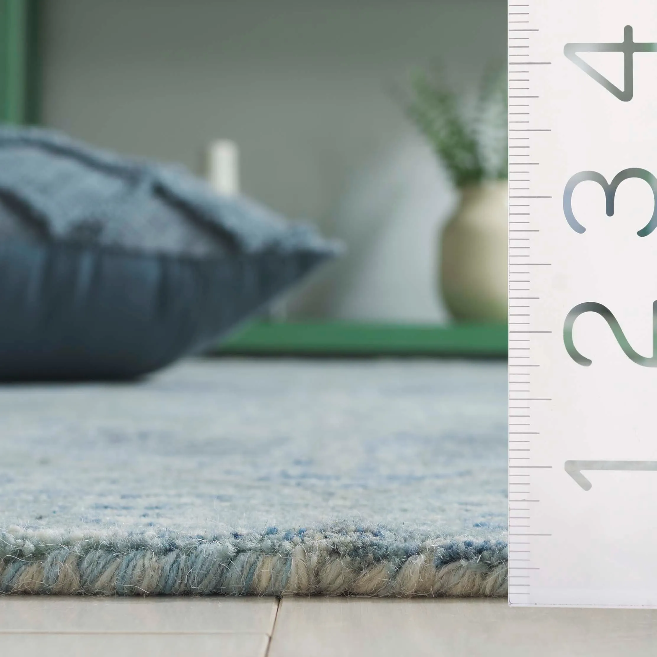 SAFAVIEH Handmade Ebony Reinhild Modern & Contemporary Wool Rug