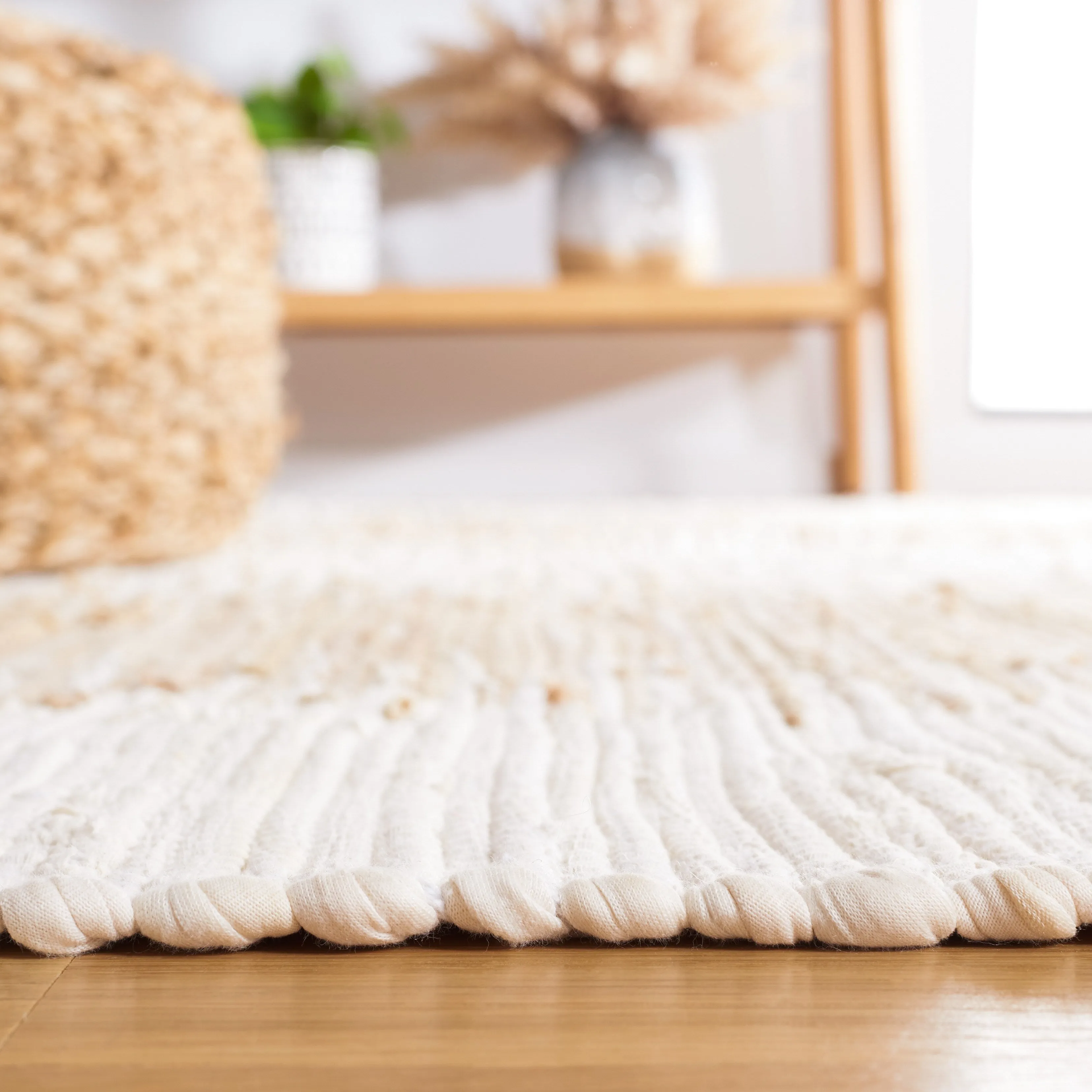 SAFAVIEH Handmade Flatweave Montauk Malwine Casual Cotton Rug - Beige - 4' x 6'