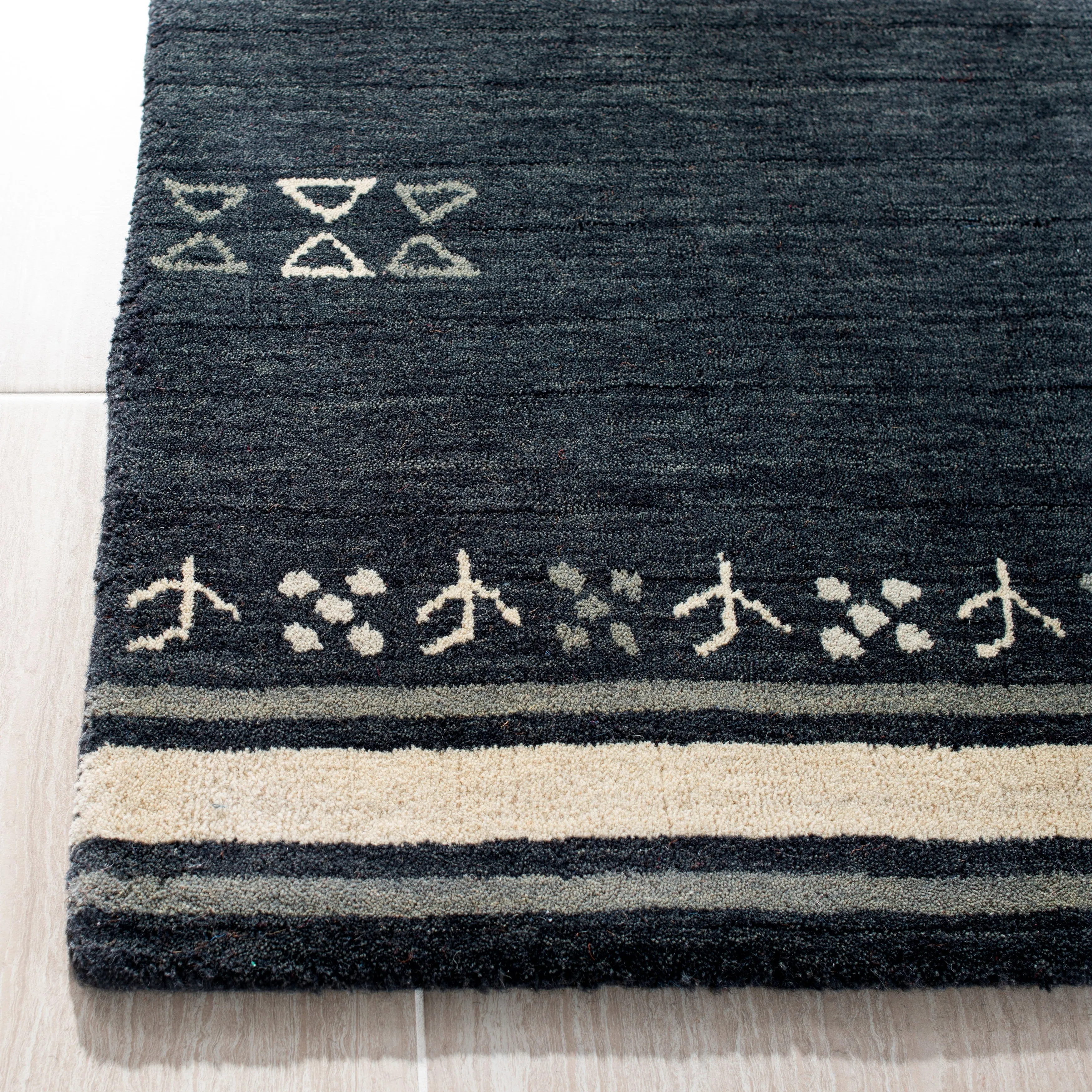 SAFAVIEH Handmade Himalaya Arusha Wool Rug
