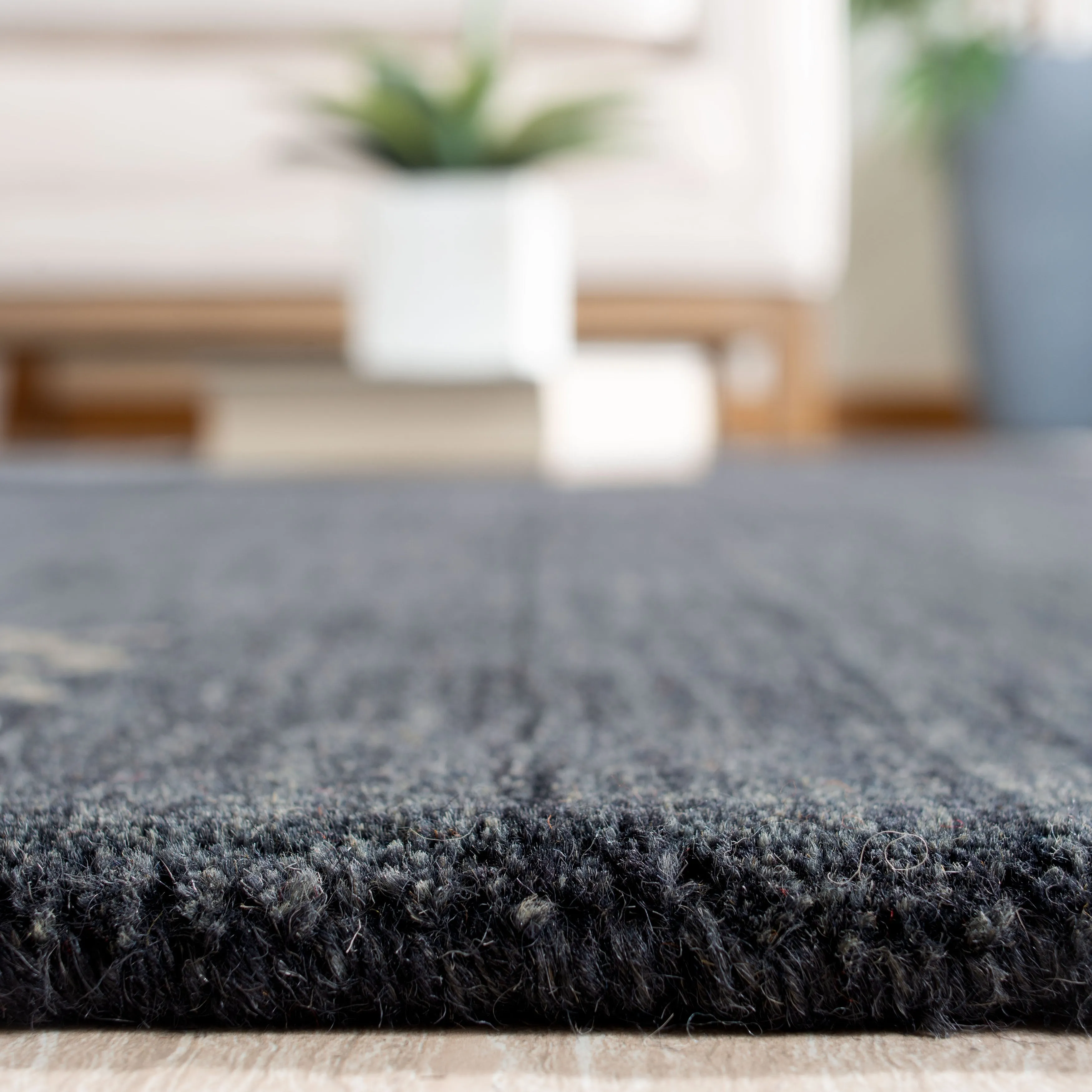 SAFAVIEH Handmade Himalaya Arusha Wool Rug