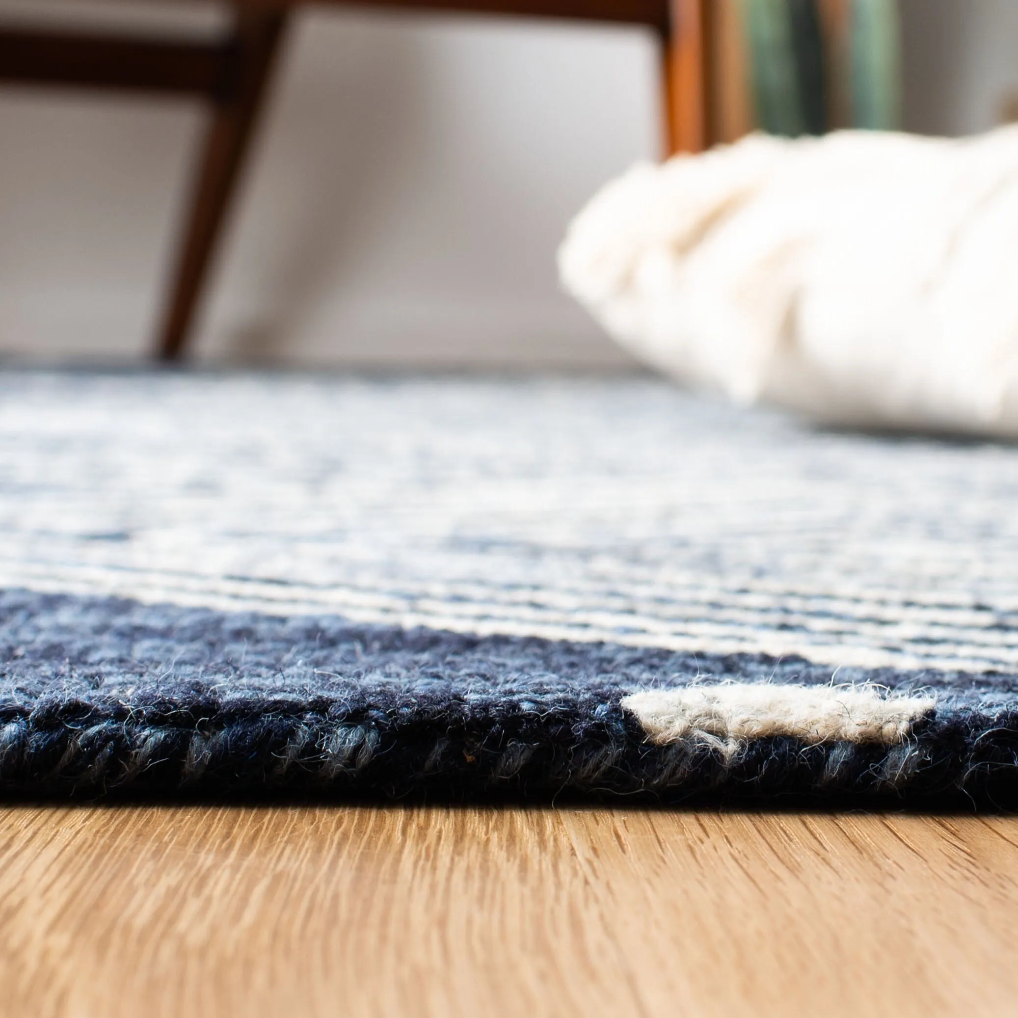 SAFAVIEH Handmade Micro-Loop Crystele Modern Wool Rug