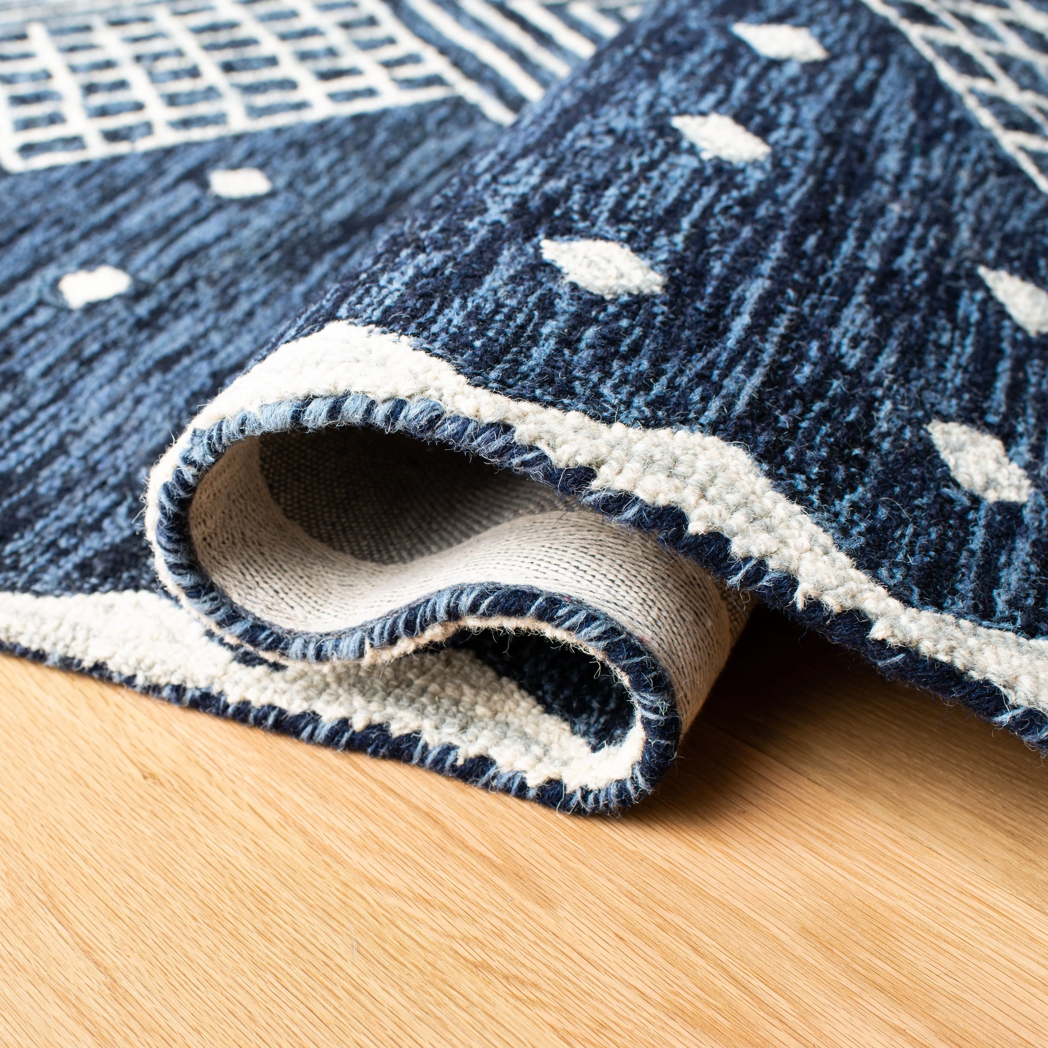 SAFAVIEH Handmade Micro-Loop Crystele Modern Wool Rug