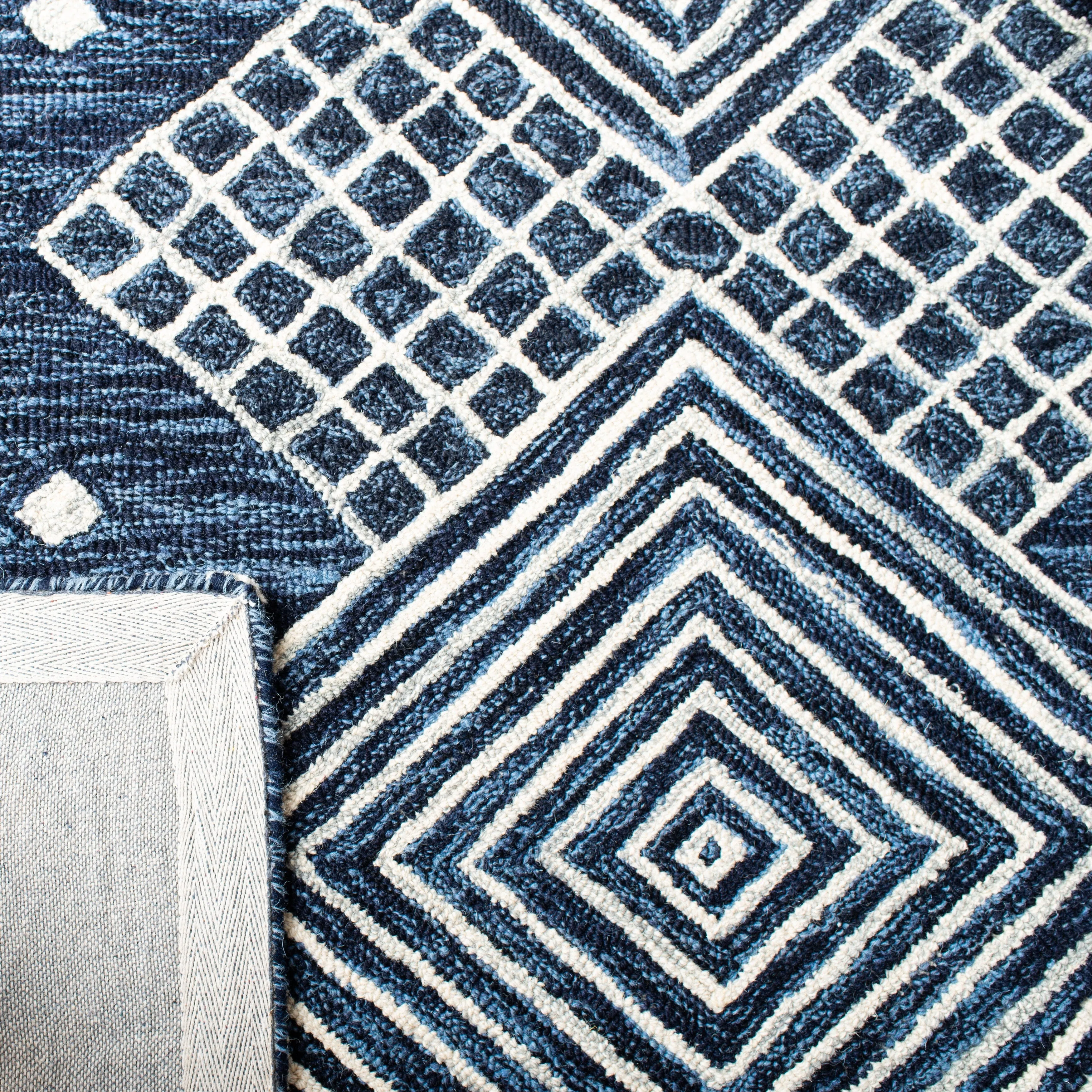 SAFAVIEH Handmade Micro-Loop Crystele Modern Wool Rug