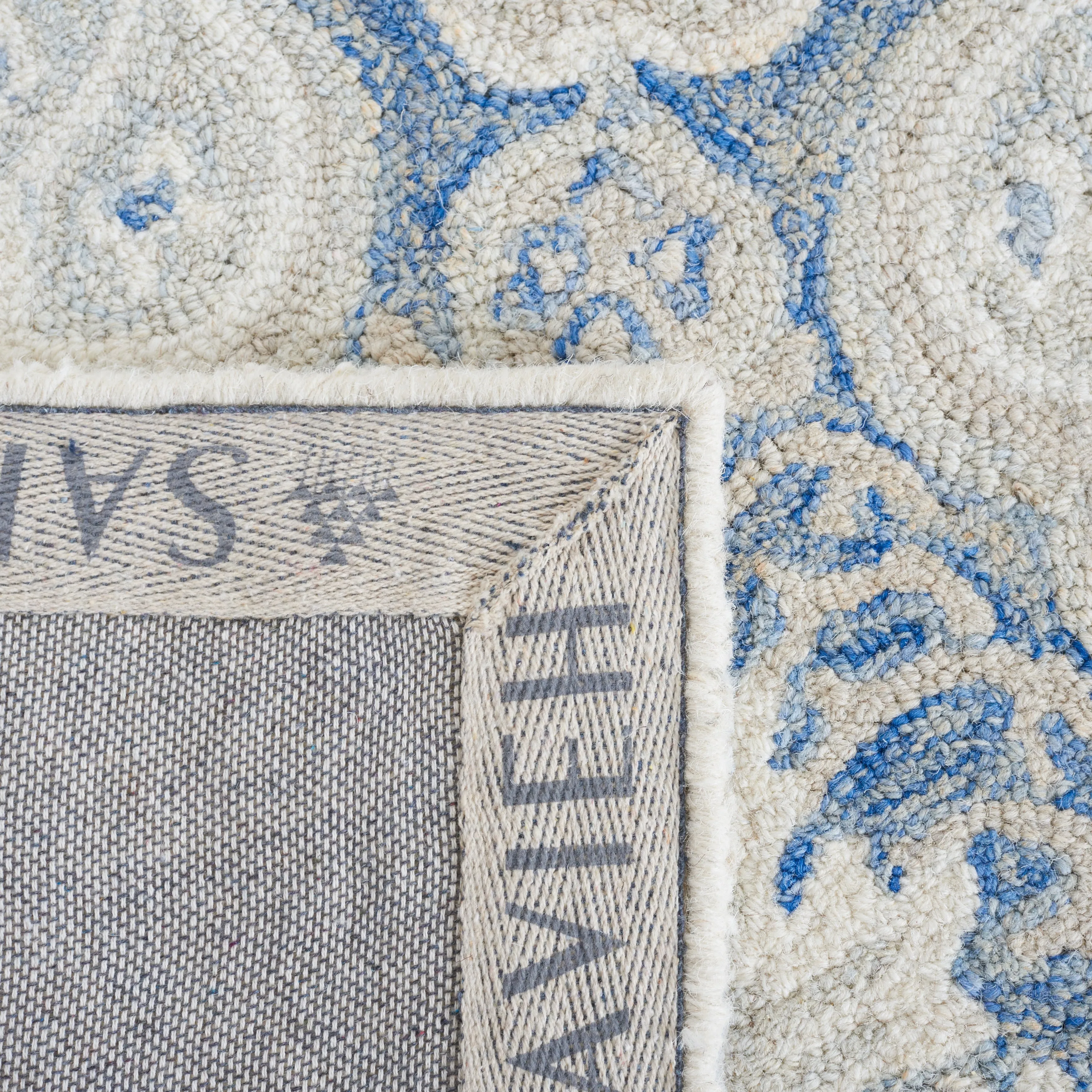 SAFAVIEH Handmade Micro-Loop Kolfinna Modern Wool Rug