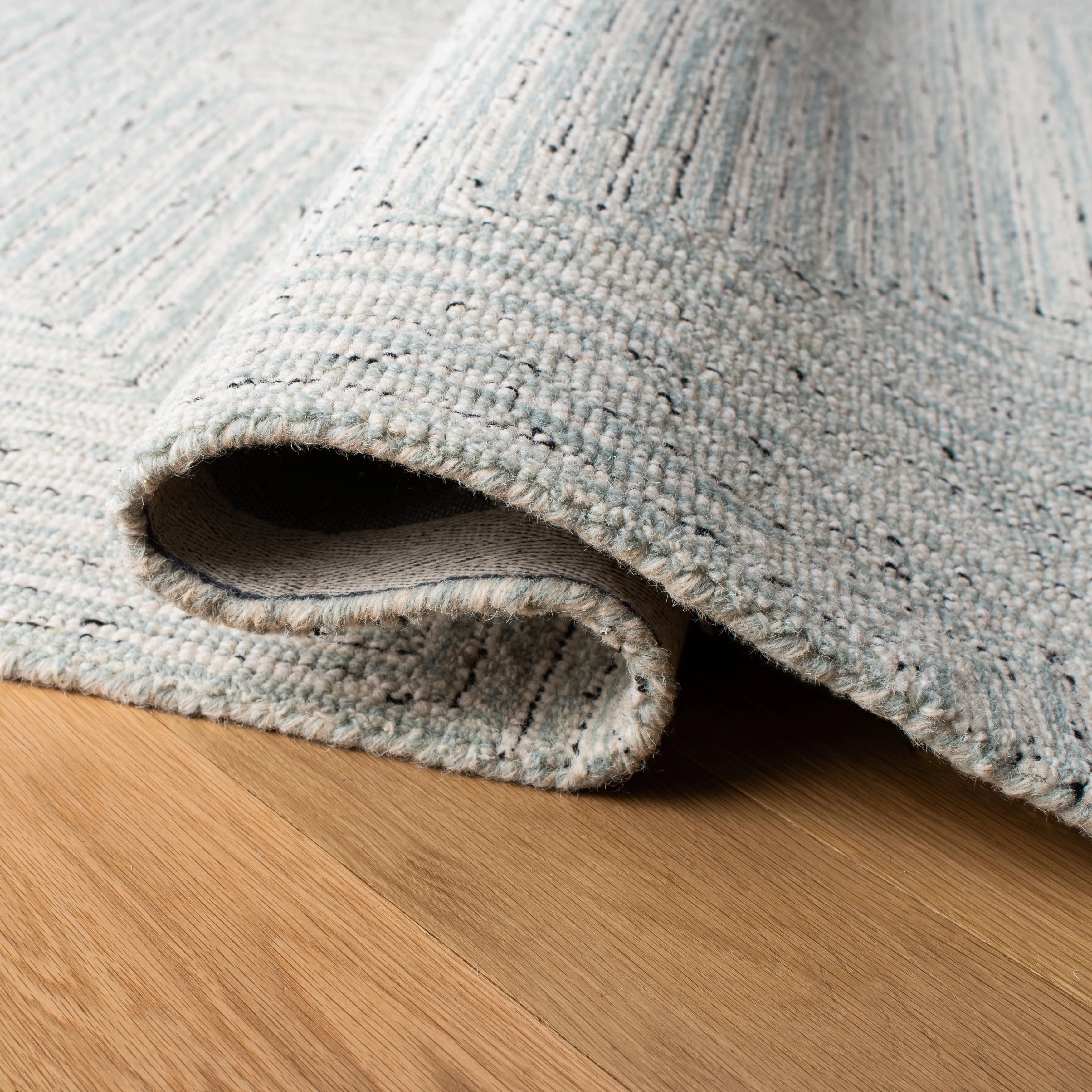 SAFAVIEH Handmade Micro-Loop Nausica Modern Wool Rug
