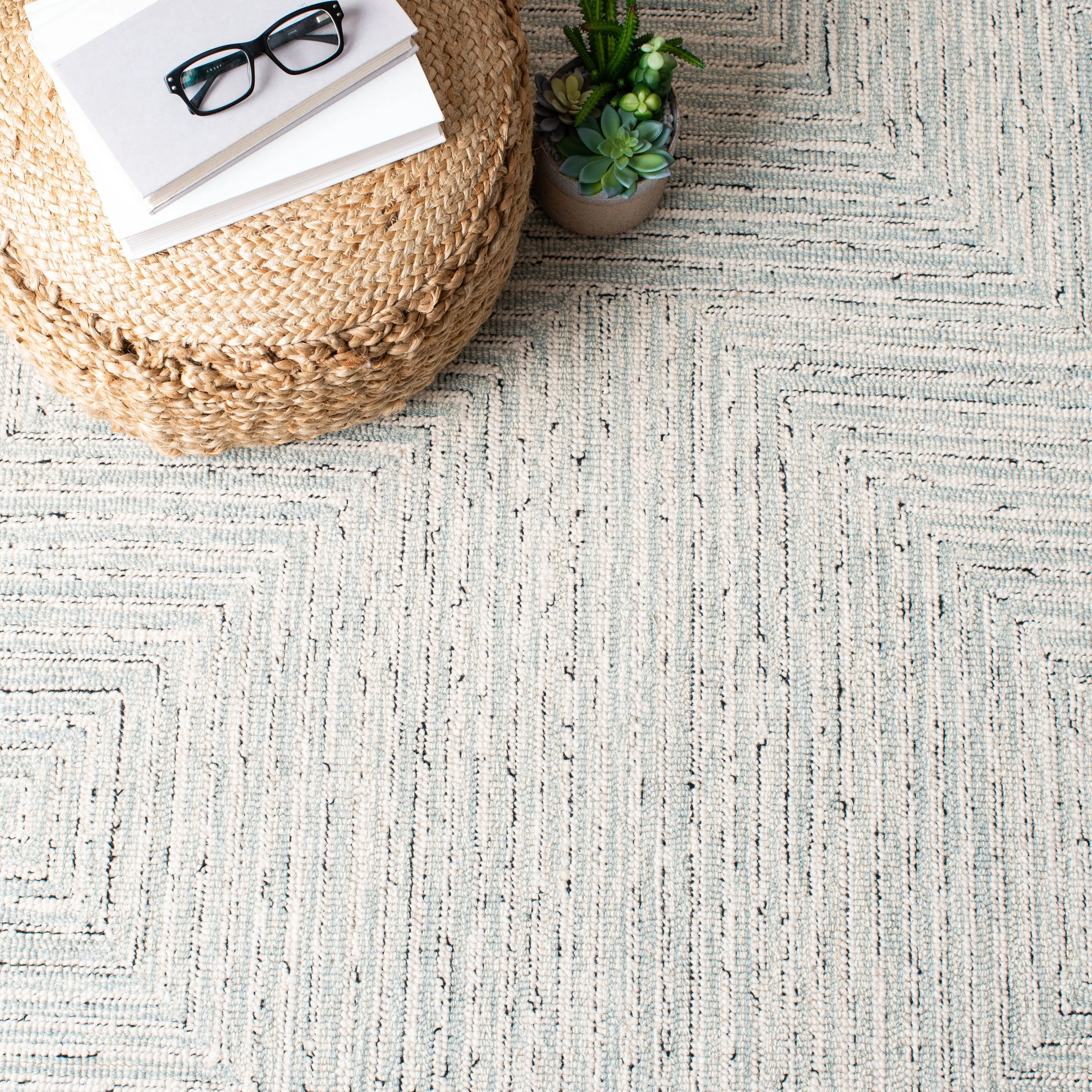SAFAVIEH Handmade Micro-Loop Nausica Modern Wool Rug