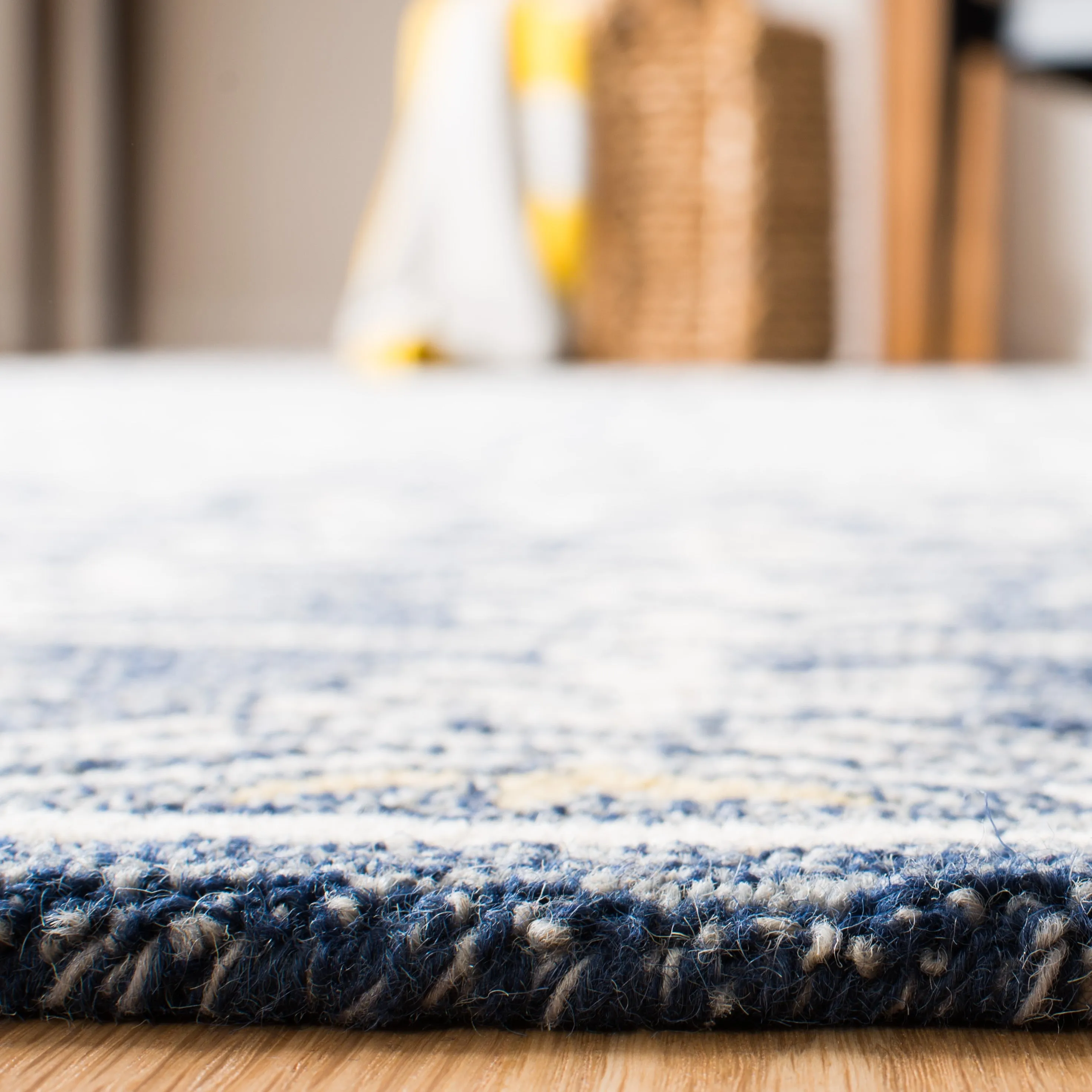 SAFAVIEH Handmade Micro-Loop Nural Wool Rug