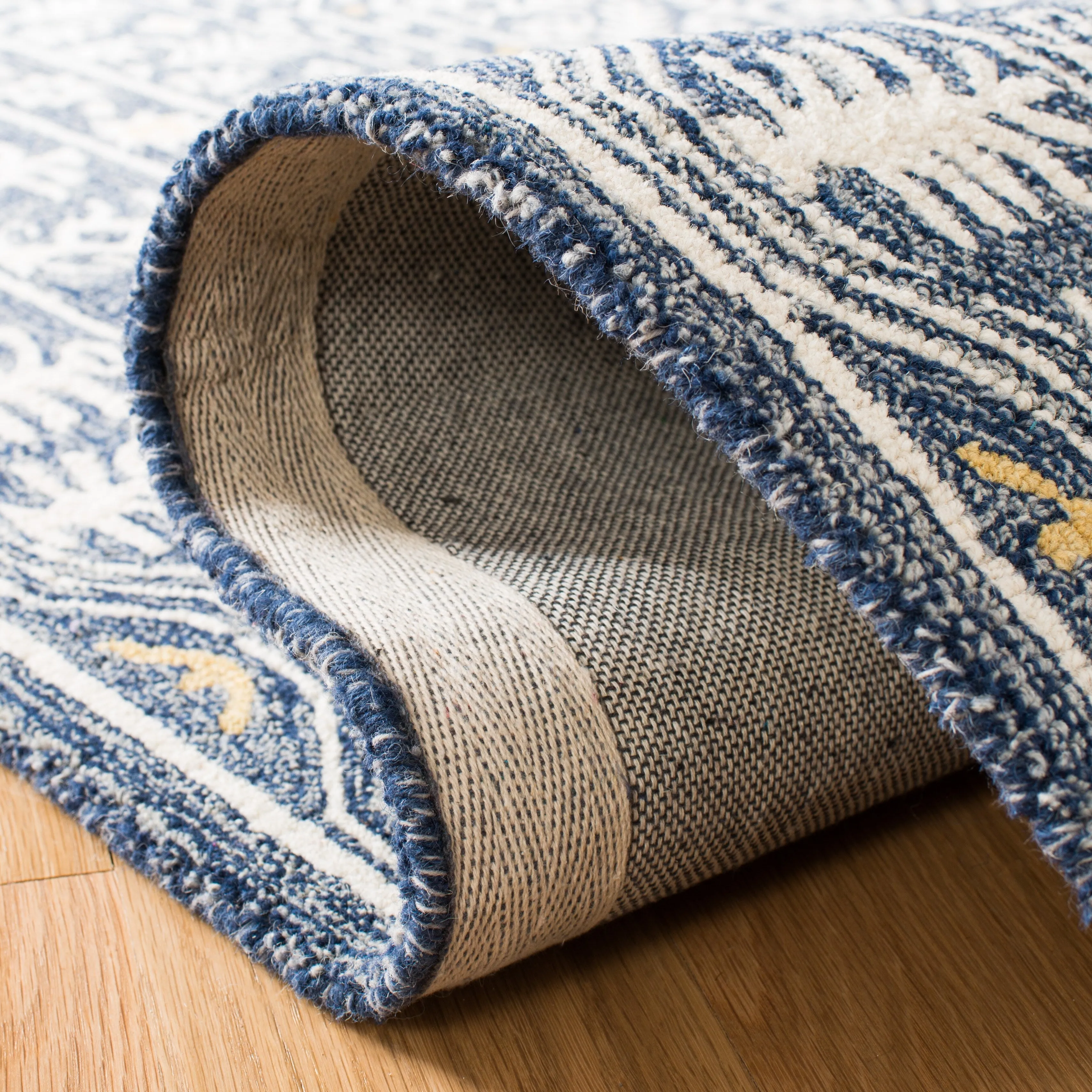 SAFAVIEH Handmade Micro-Loop Nural Wool Rug