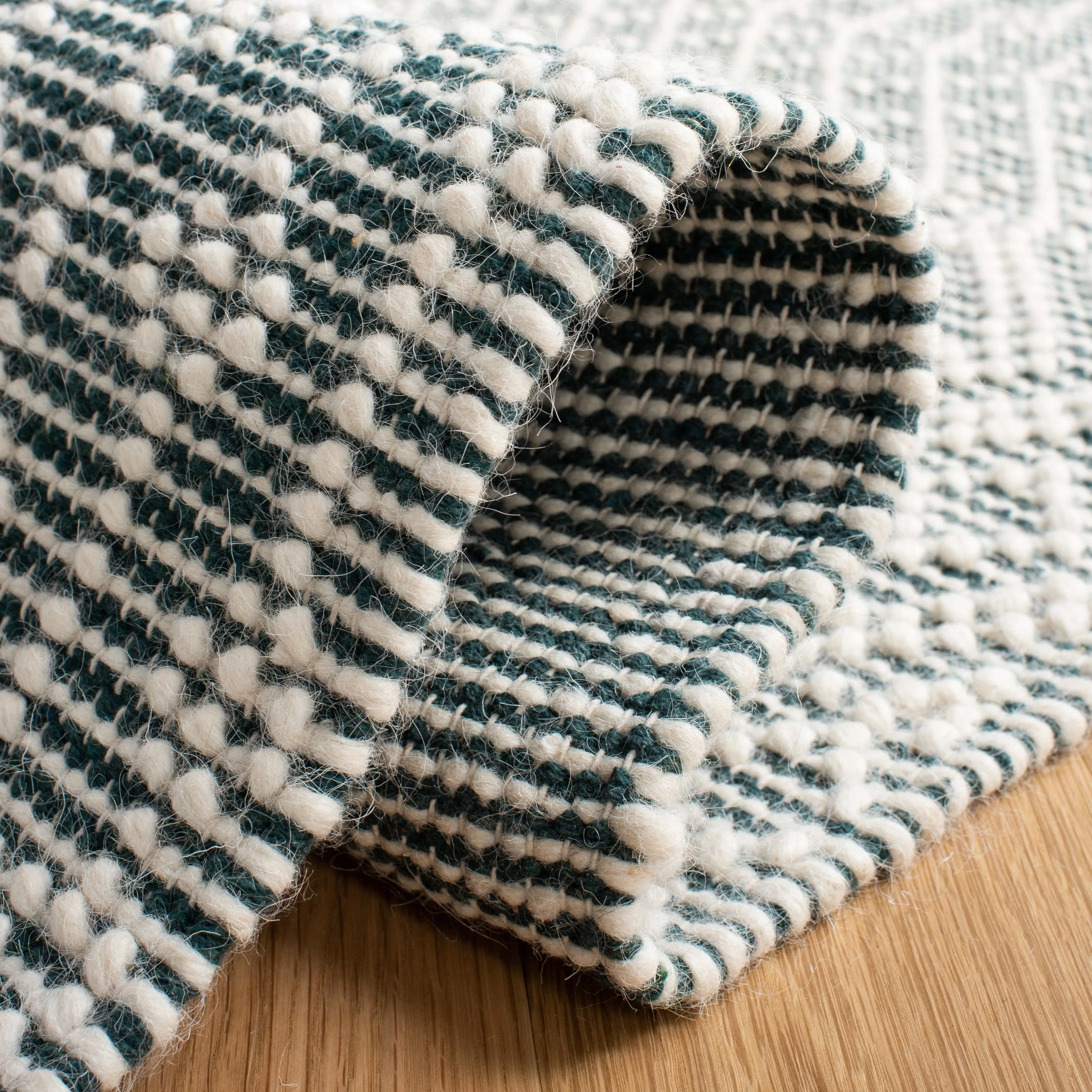 SAFAVIEH Handmade Natura Estel Wool Fringe Rug