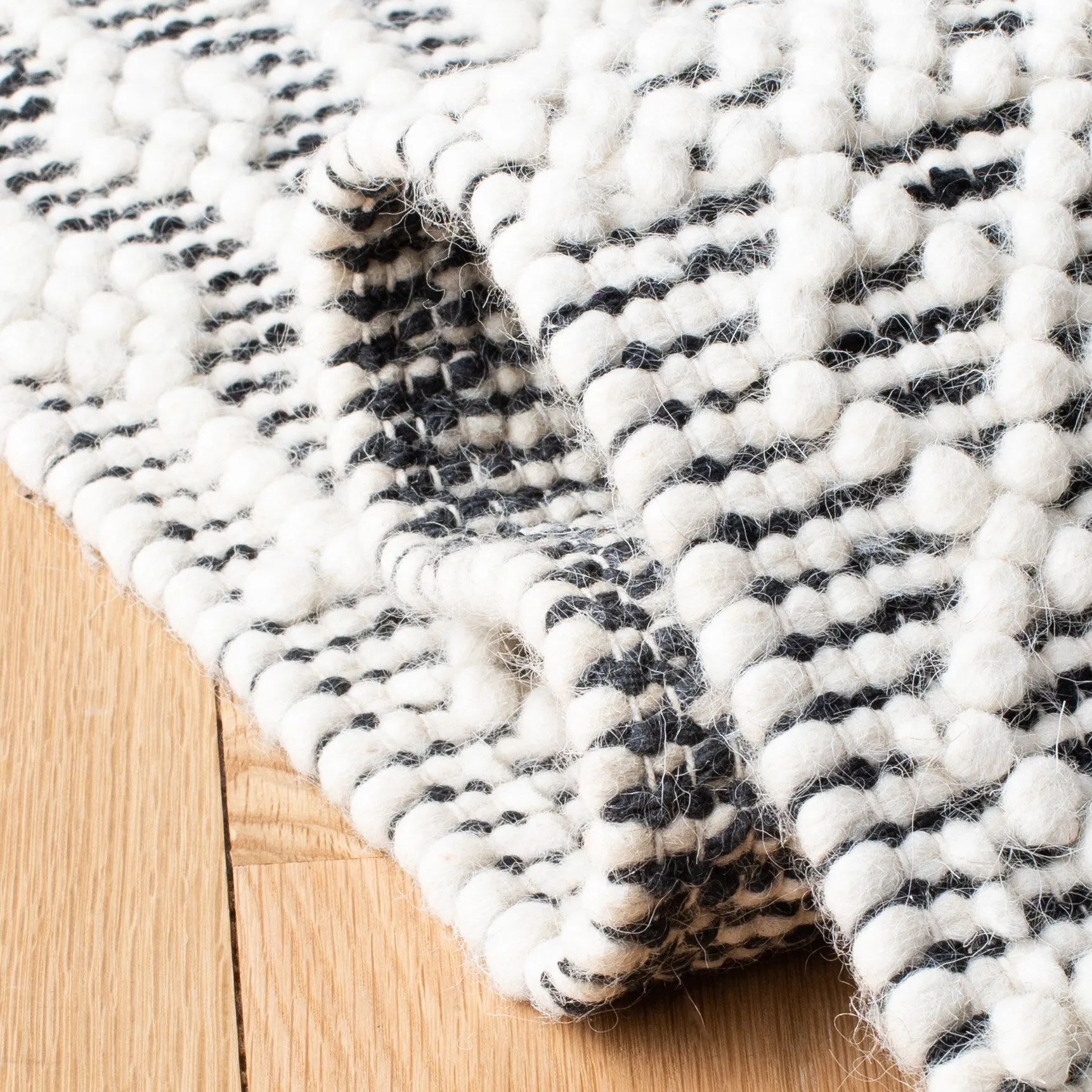 SAFAVIEH Handmade Natura Estel Wool Fringe Rug