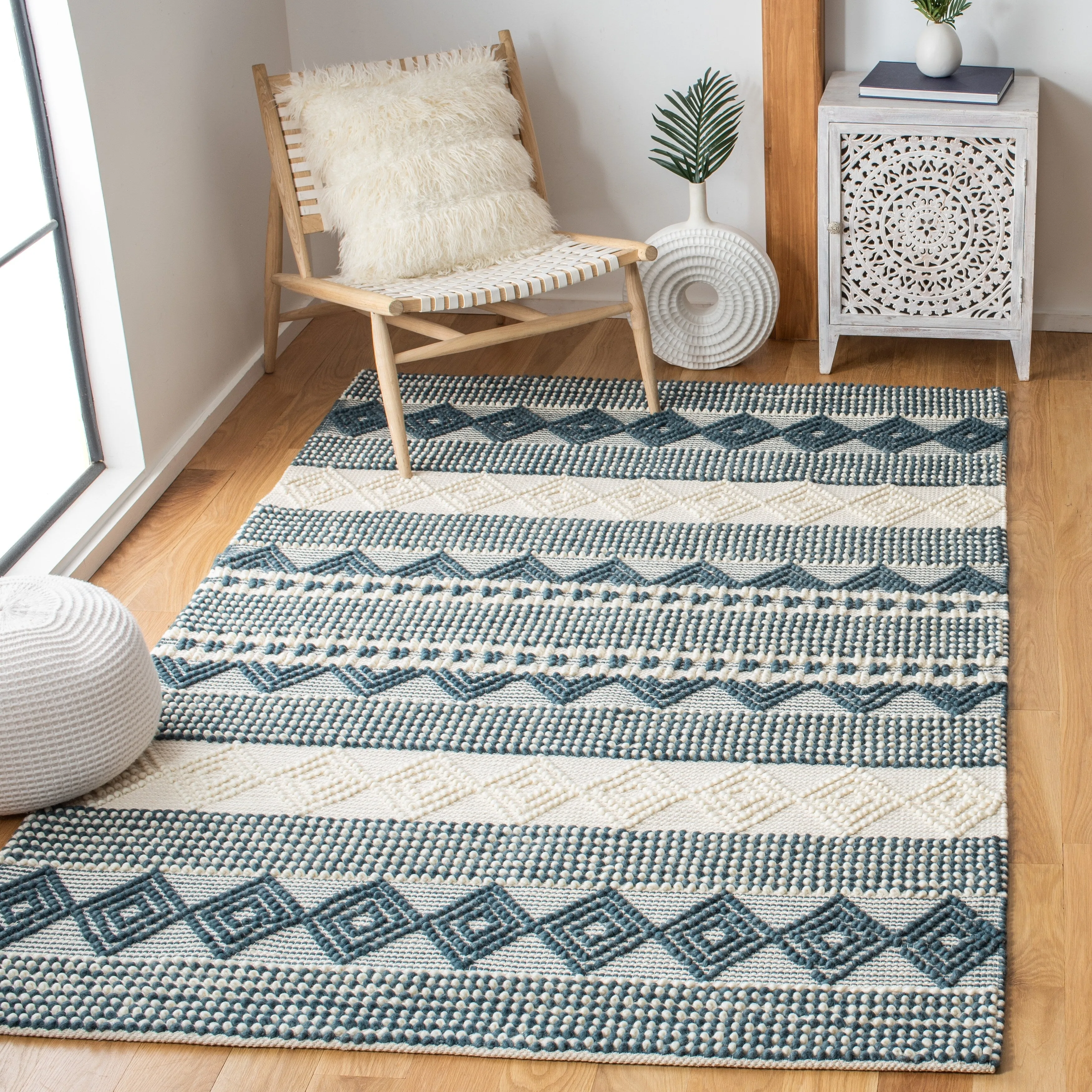 SAFAVIEH. Handmade Natura Paladia Wool Rug