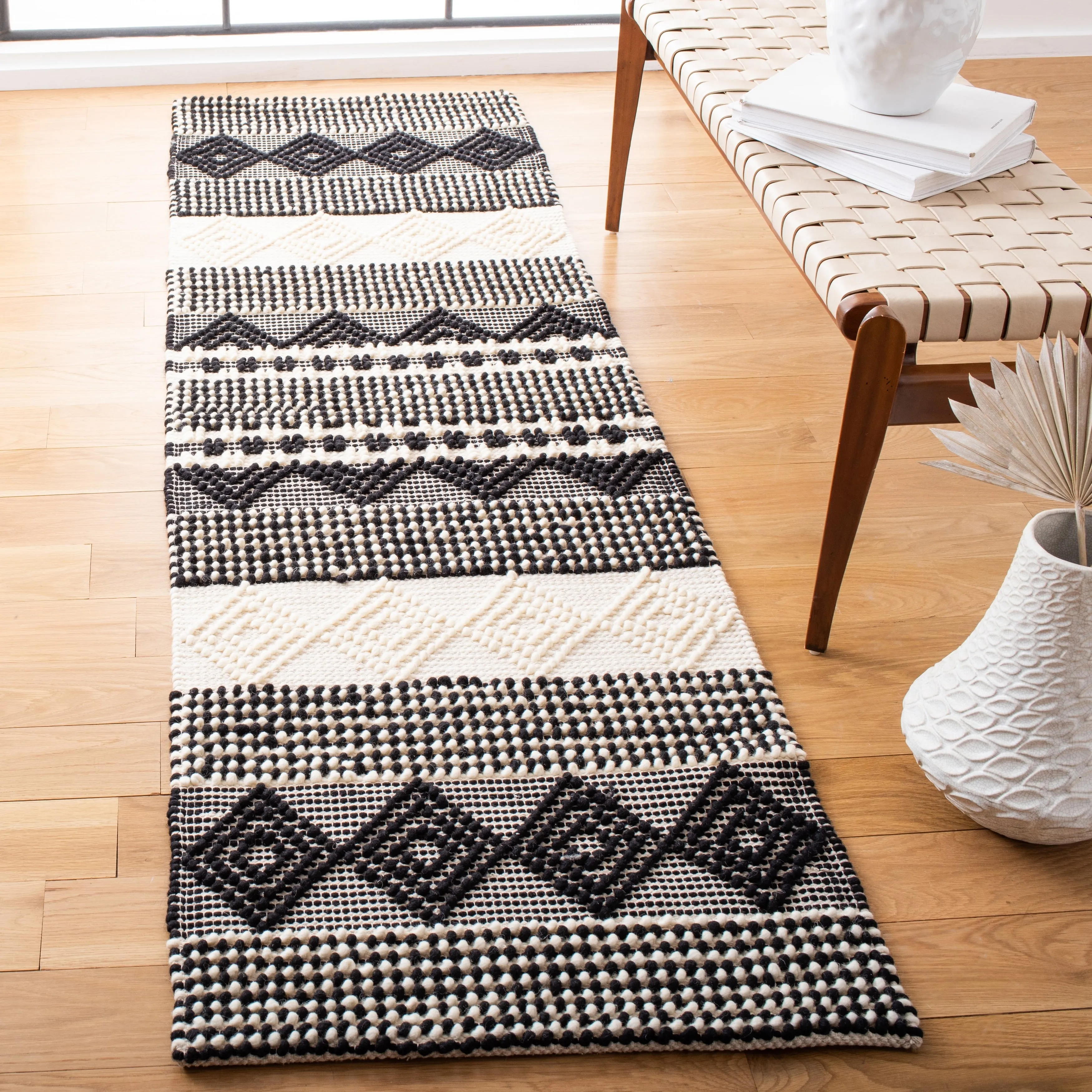 SAFAVIEH. Handmade Natura Paladia Wool Rug