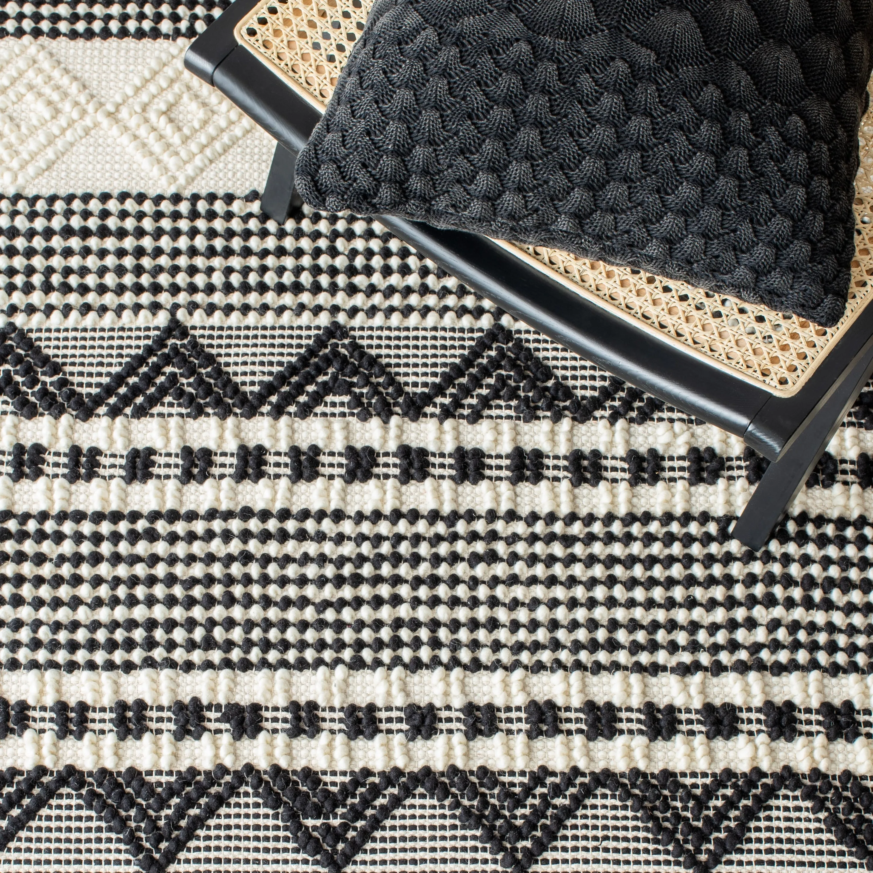 SAFAVIEH. Handmade Natura Paladia Wool Rug