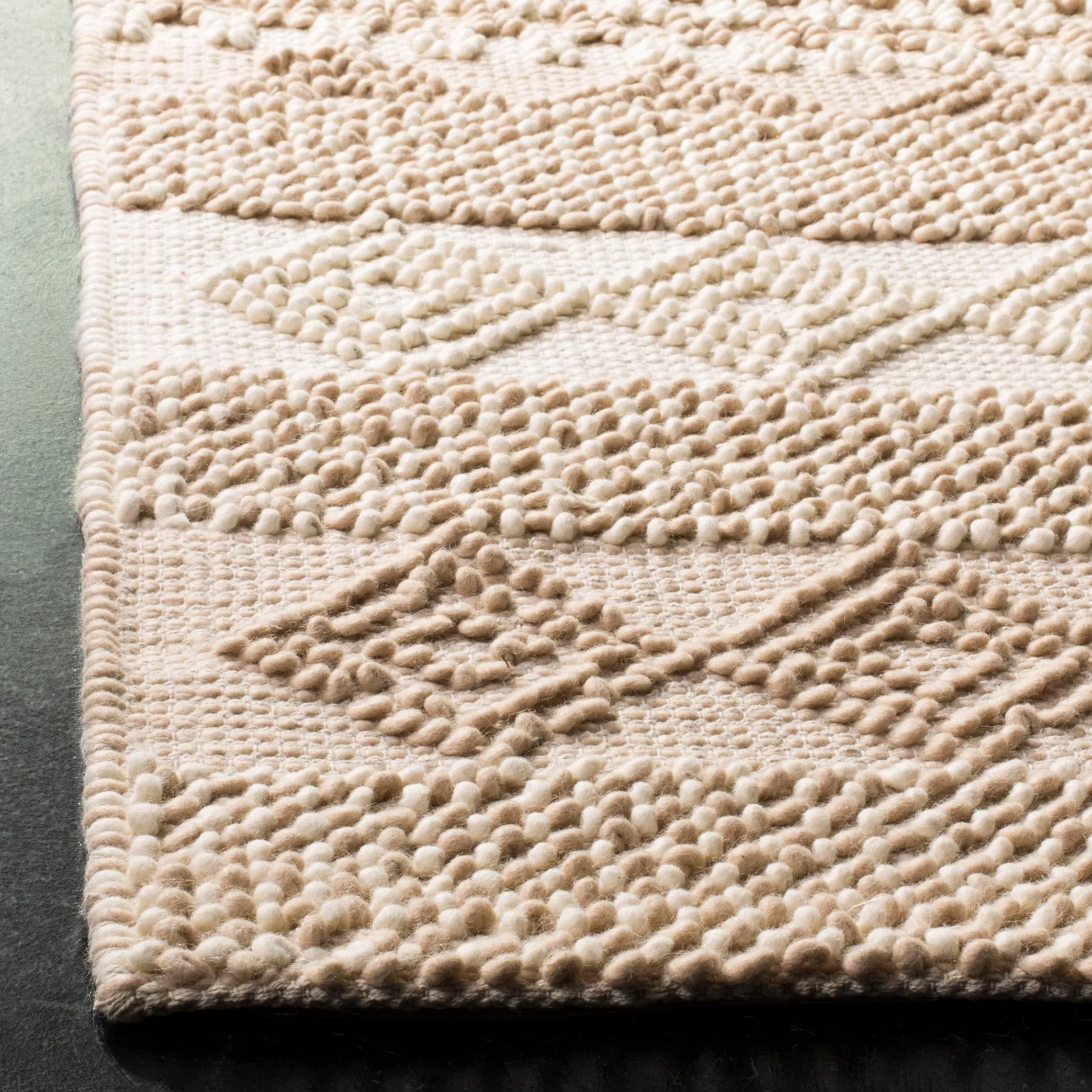 SAFAVIEH. Handmade Natura Paladia Wool Rug
