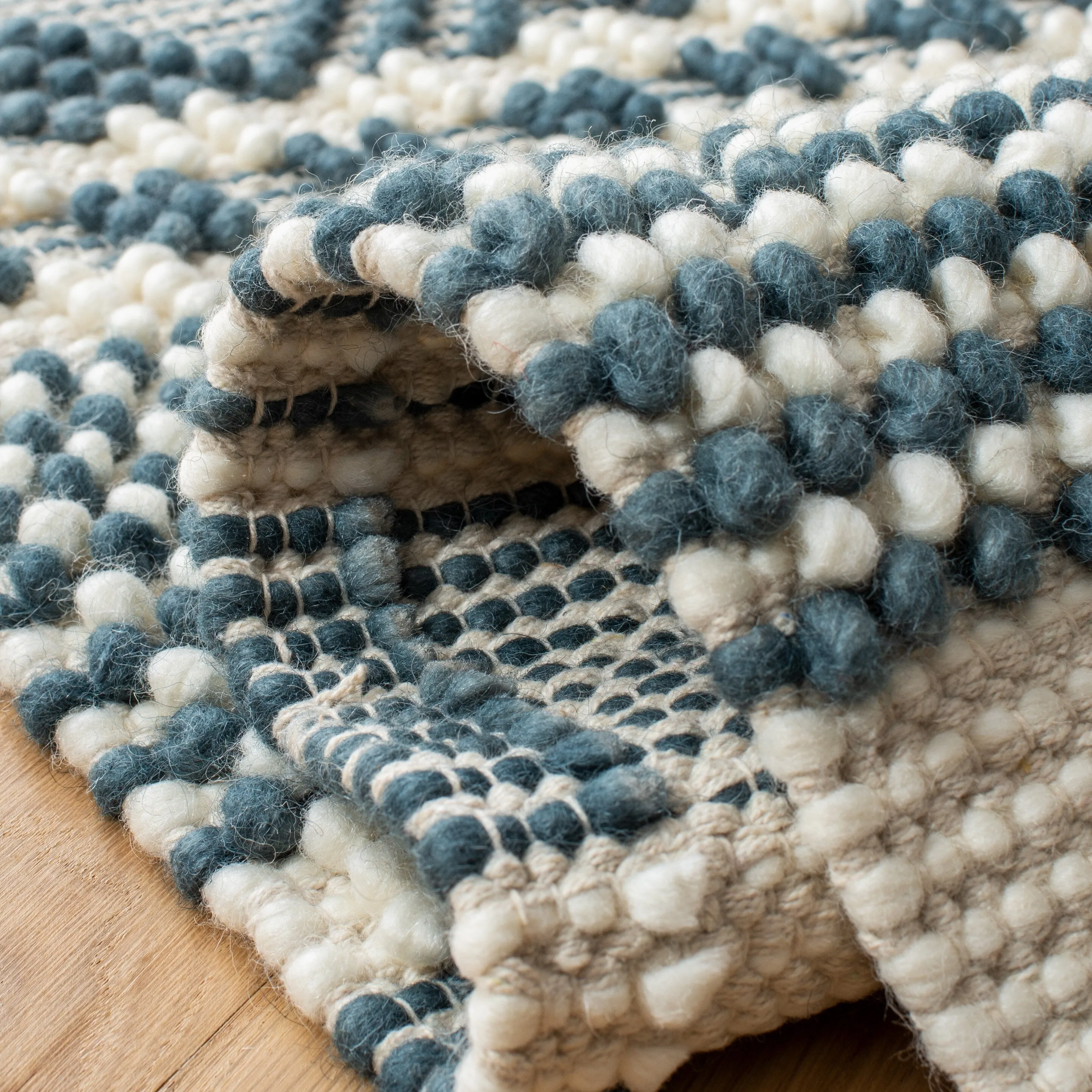 SAFAVIEH. Handmade Natura Paladia Wool Rug