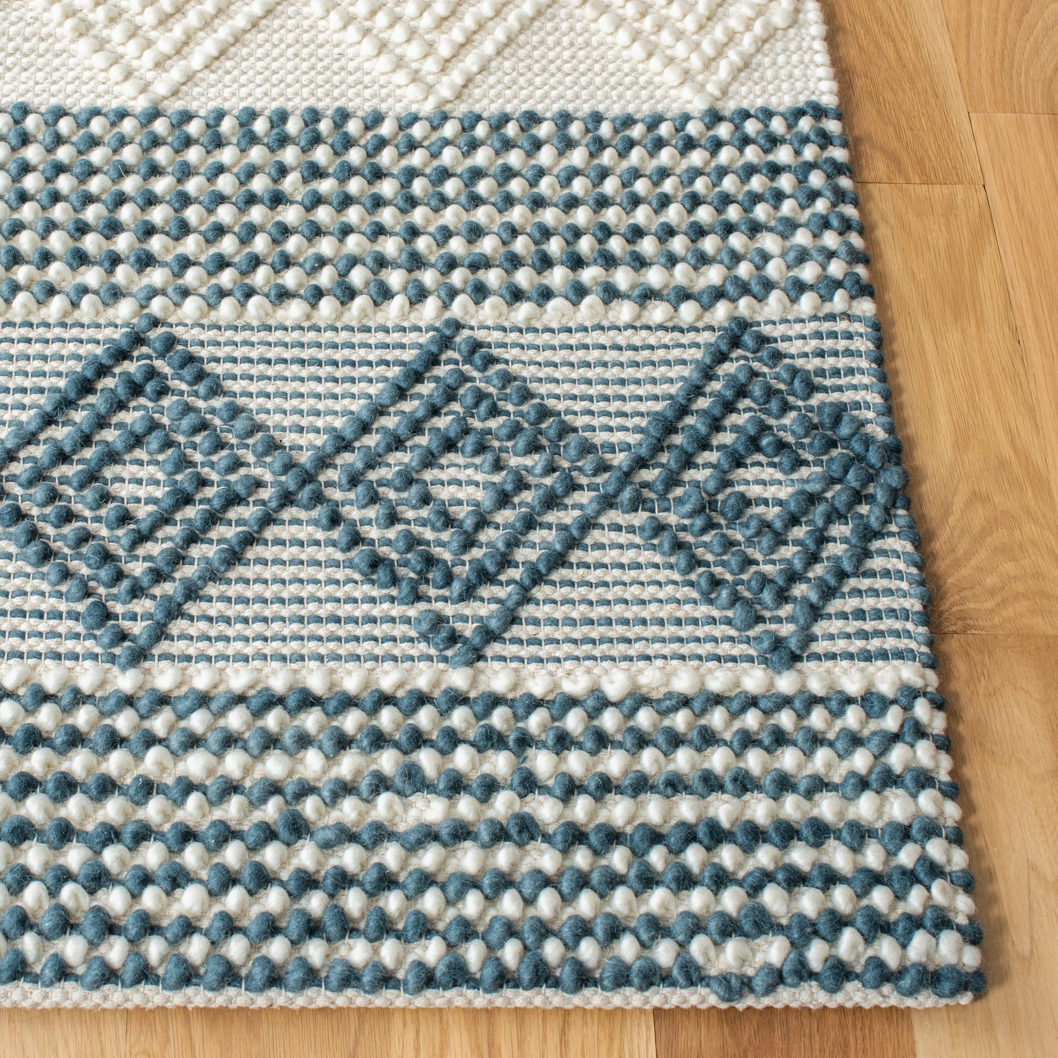 SAFAVIEH. Handmade Natura Paladia Wool Rug