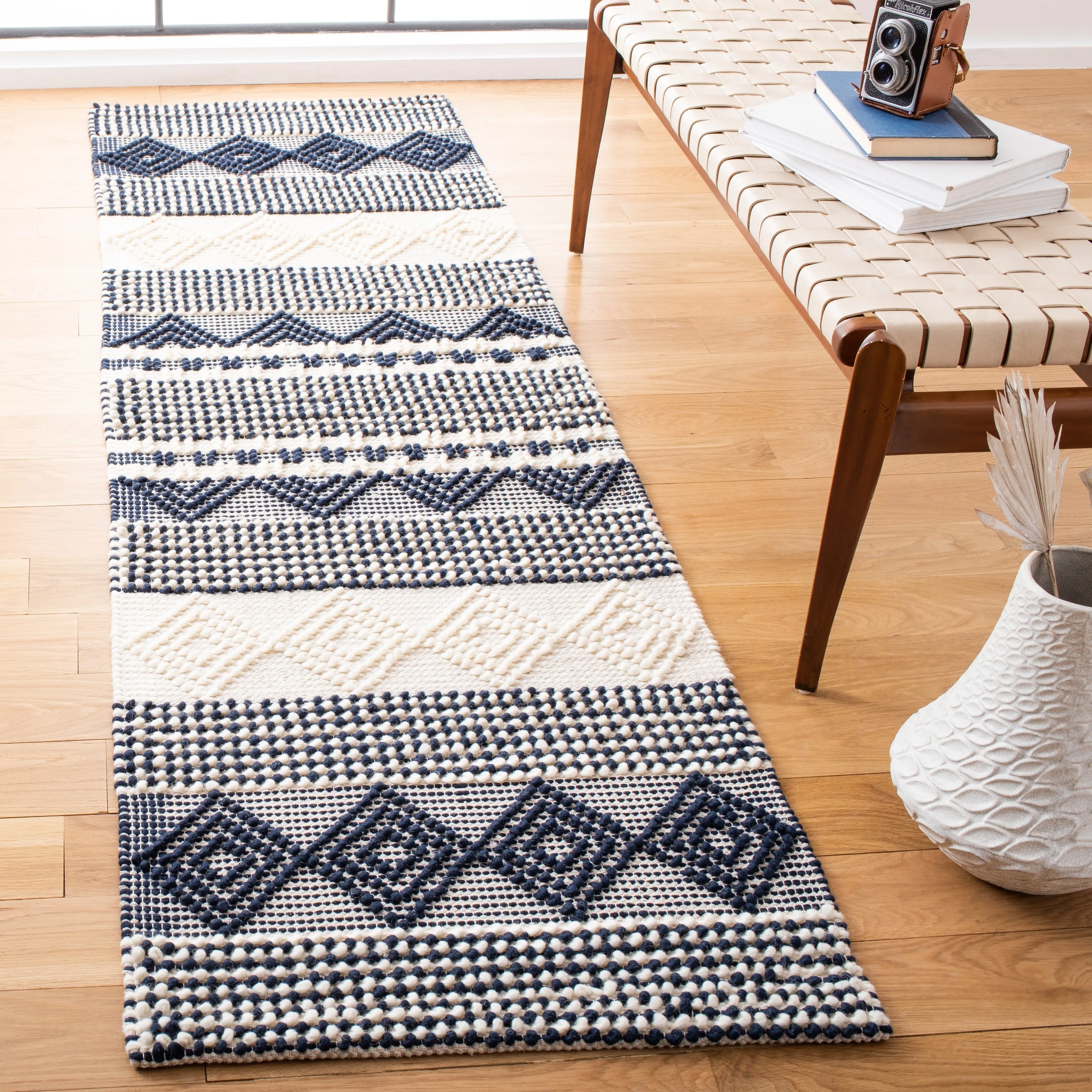 SAFAVIEH. Handmade Natura Paladia Wool Rug