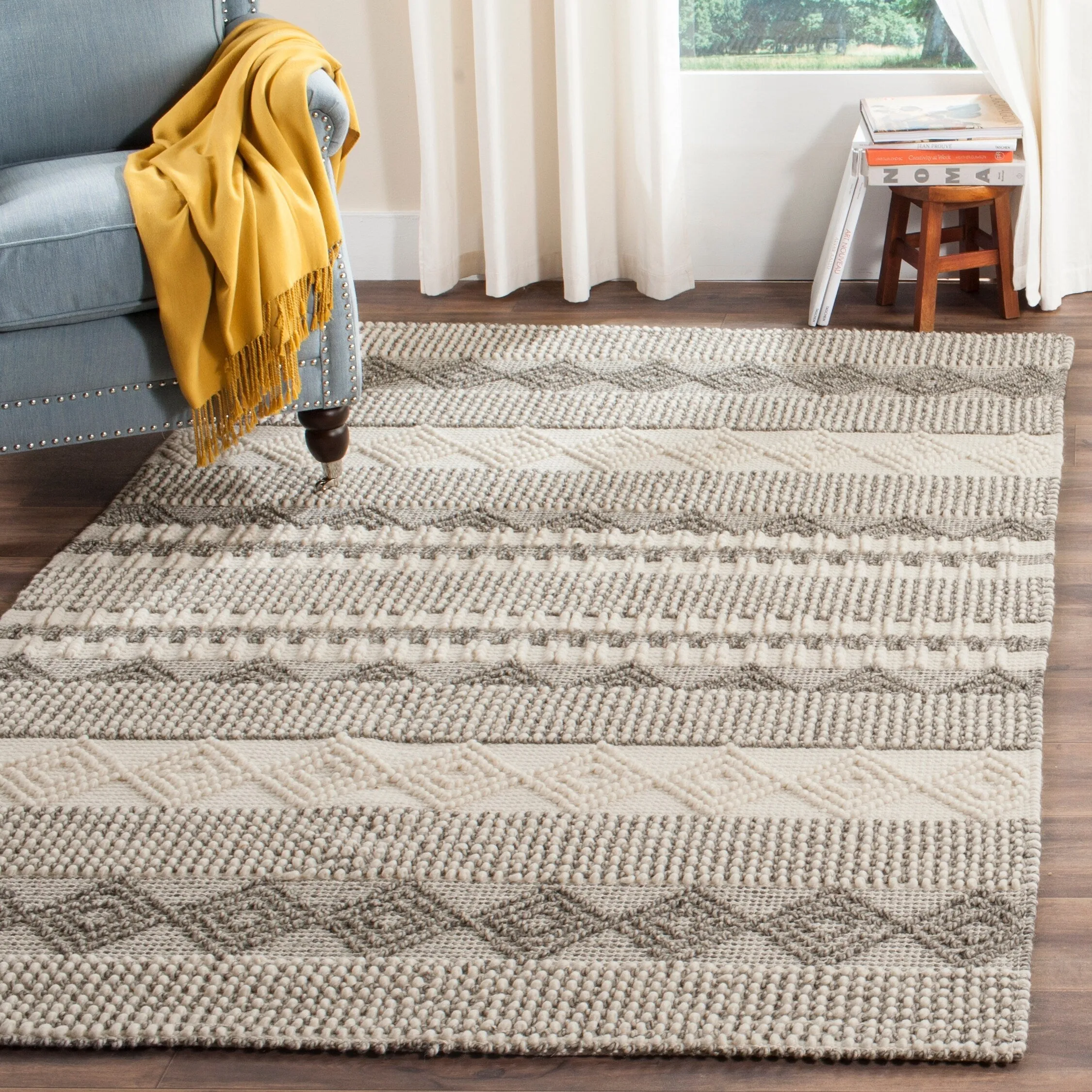 SAFAVIEH. Handmade Natura Paladia Wool Rug