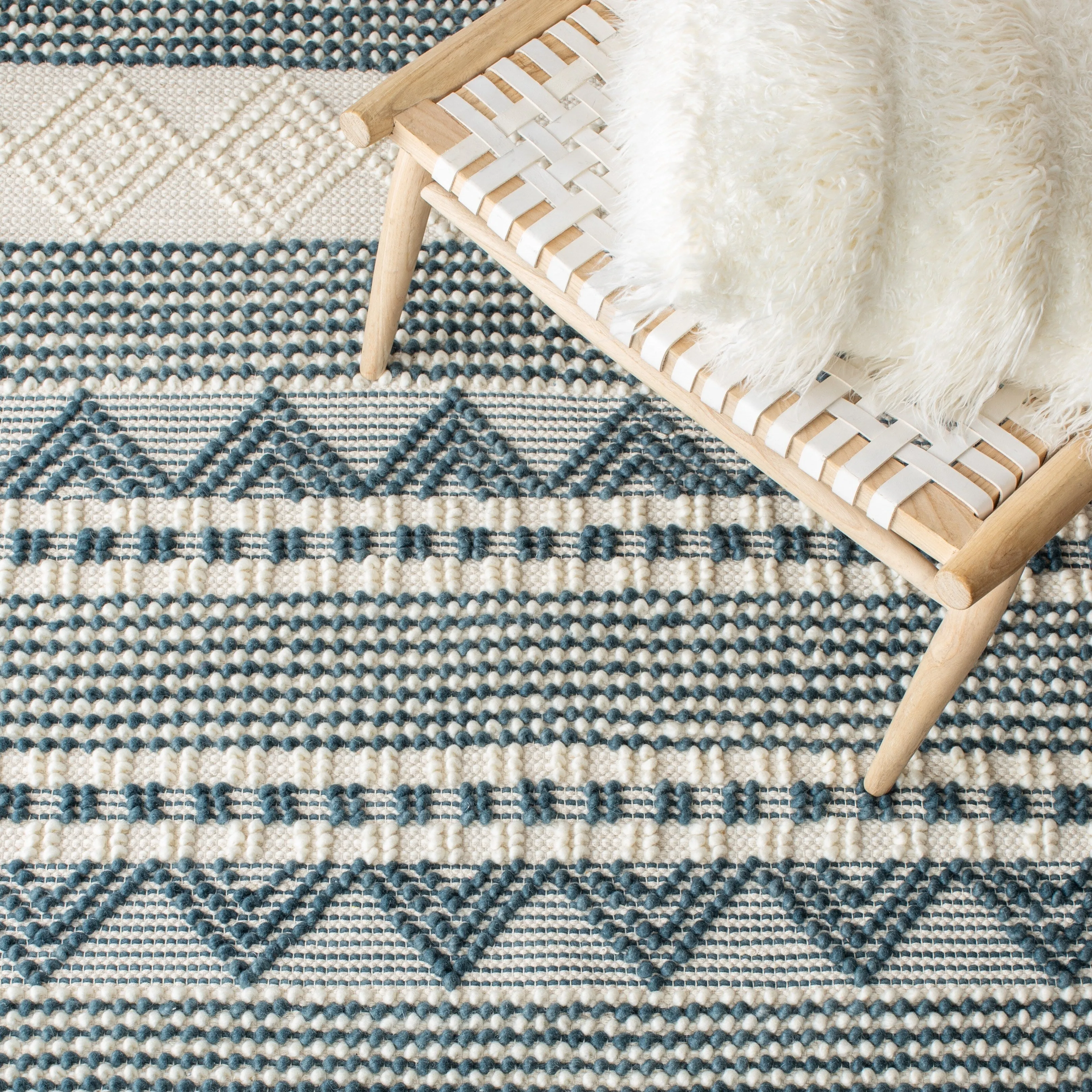 SAFAVIEH. Handmade Natura Paladia Wool Rug