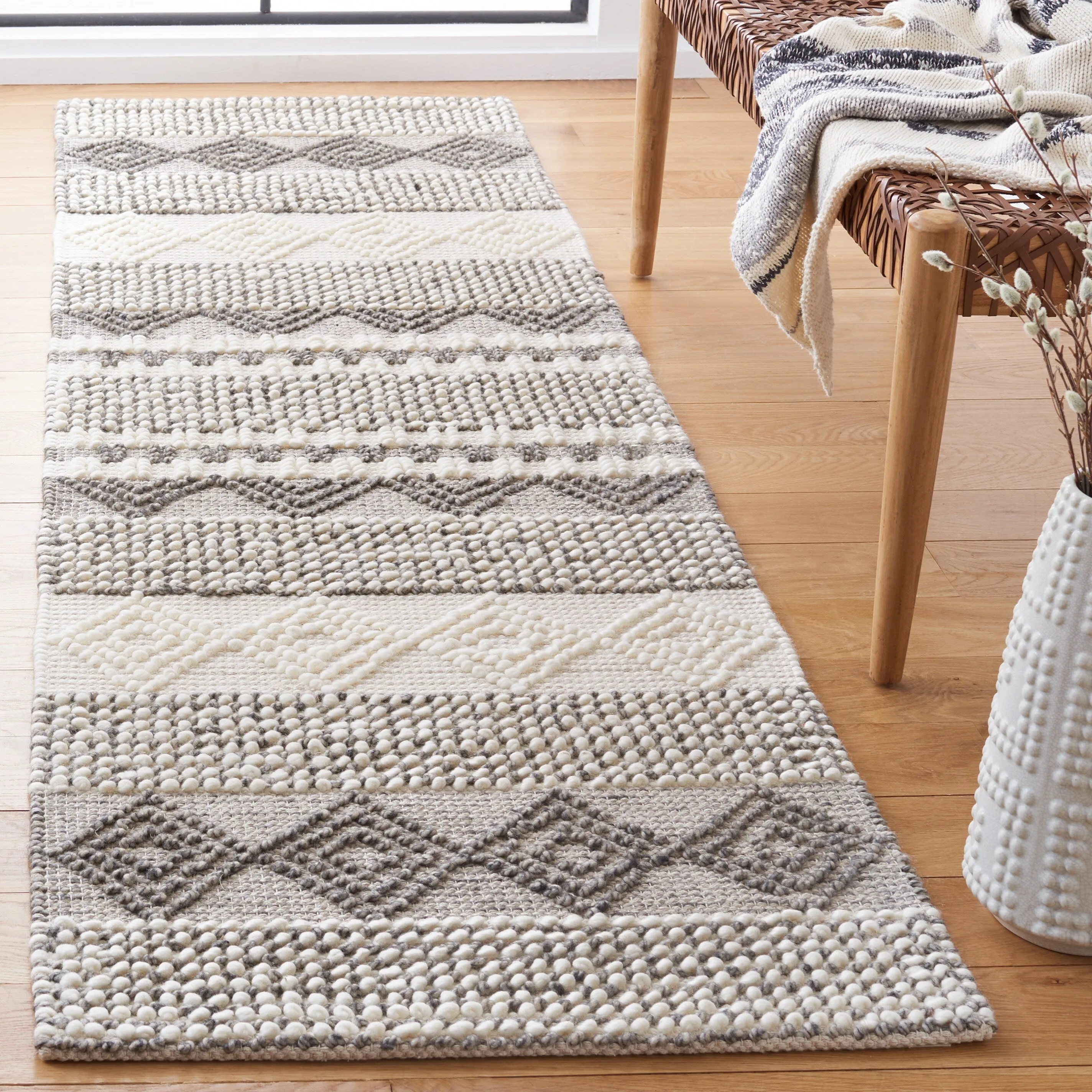 SAFAVIEH. Handmade Natura Paladia Wool Rug