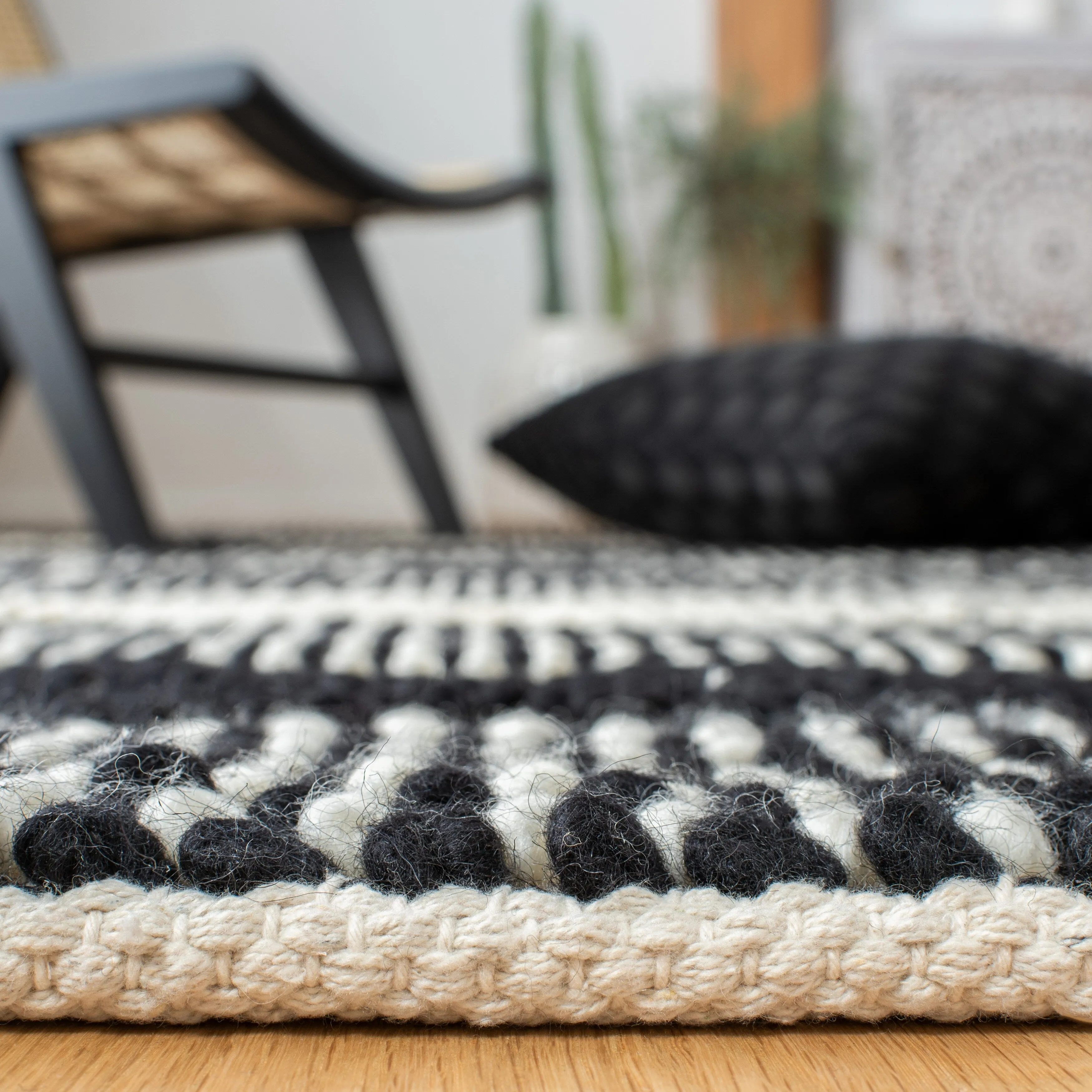 SAFAVIEH. Handmade Natura Paladia Wool Rug