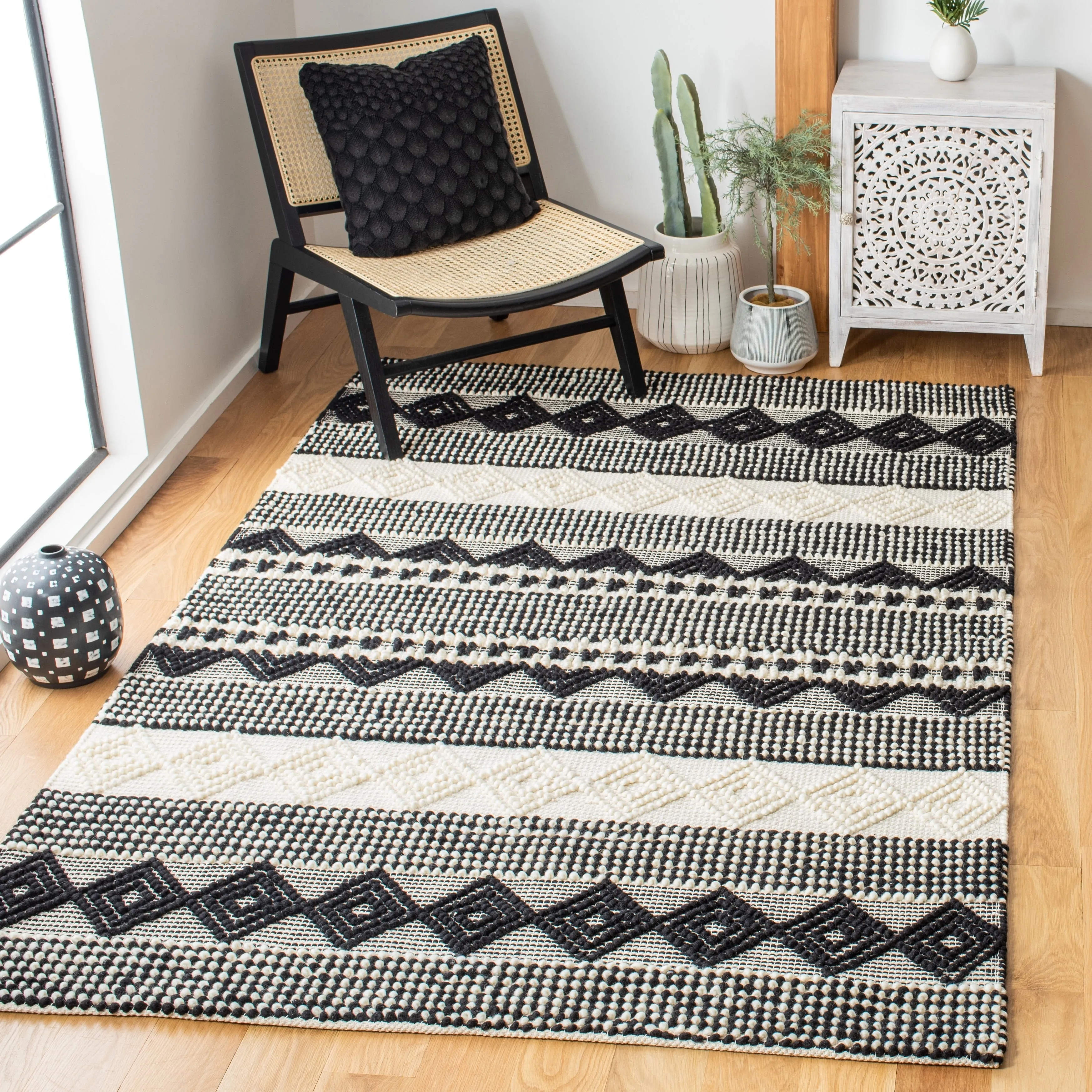 SAFAVIEH. Handmade Natura Paladia Wool Rug