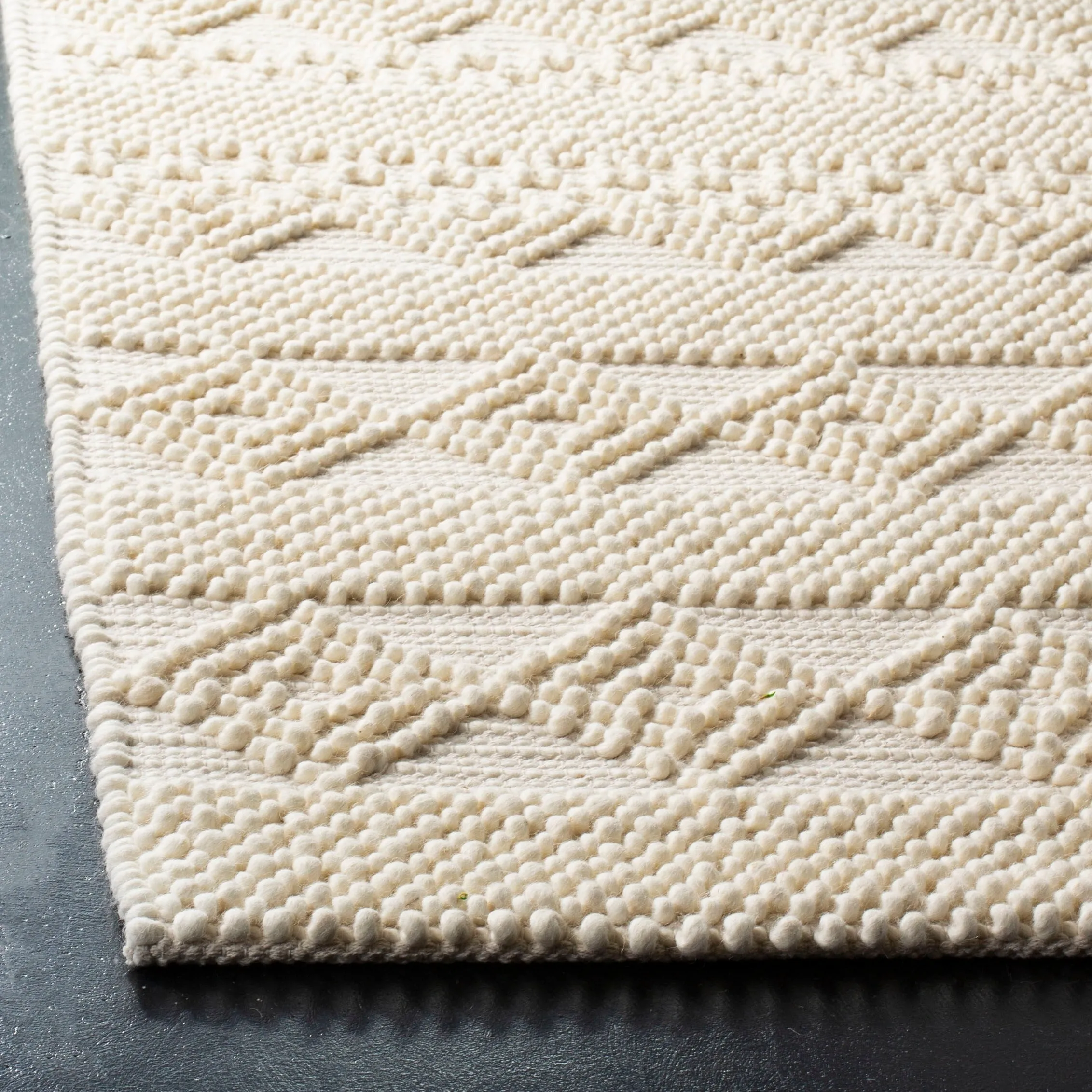 SAFAVIEH. Handmade Natura Paladia Wool Rug