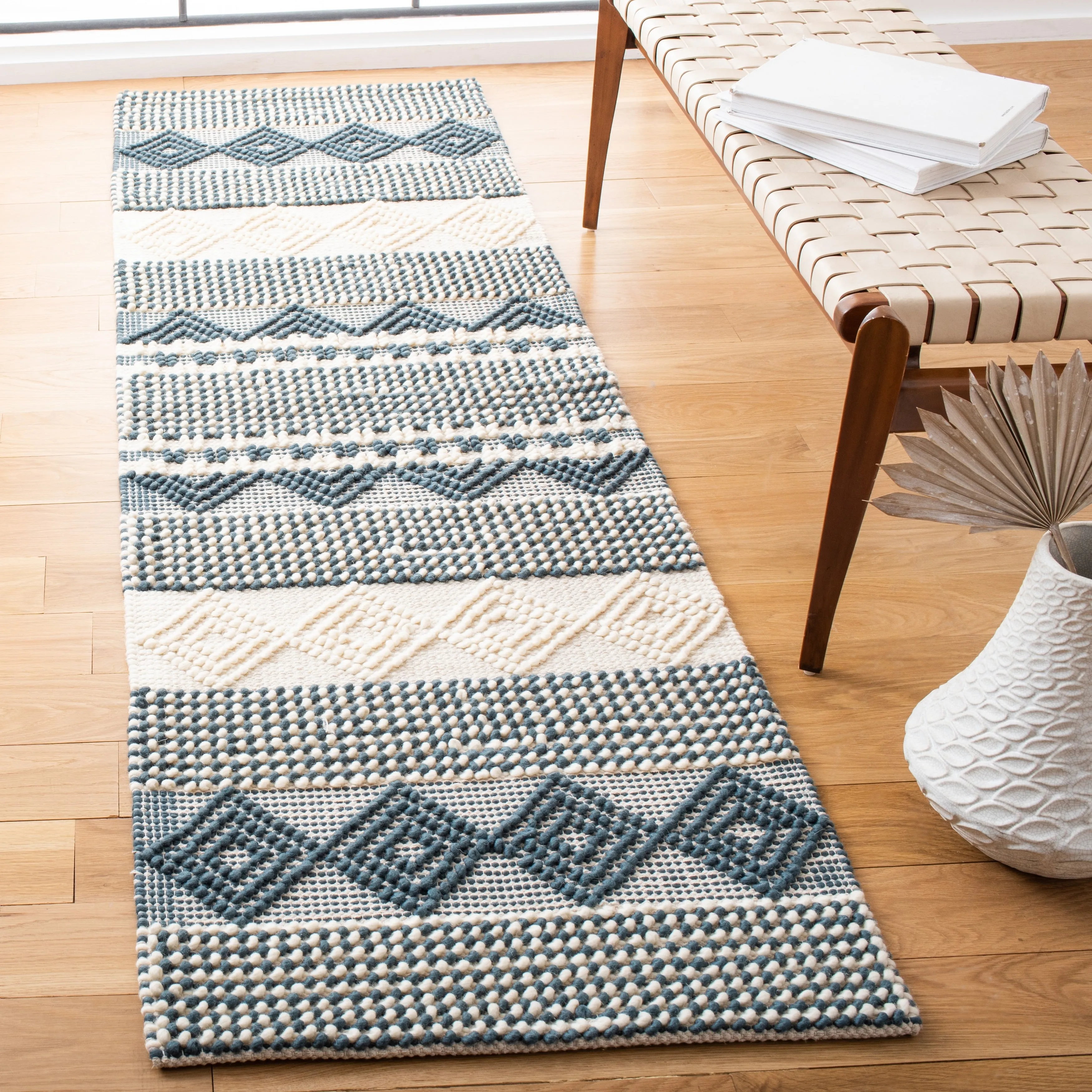 SAFAVIEH. Handmade Natura Paladia Wool Rug