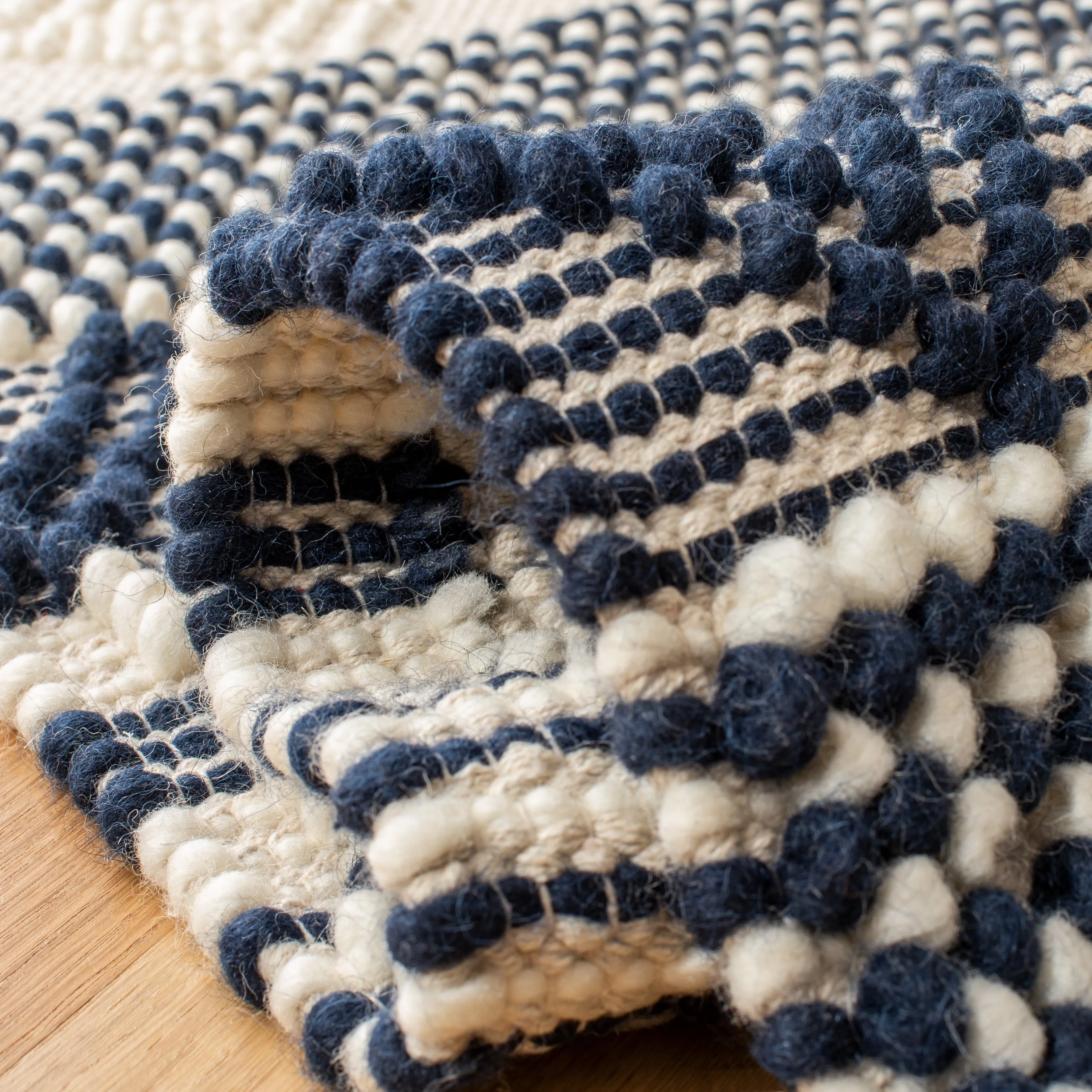 SAFAVIEH. Handmade Natura Paladia Wool Rug