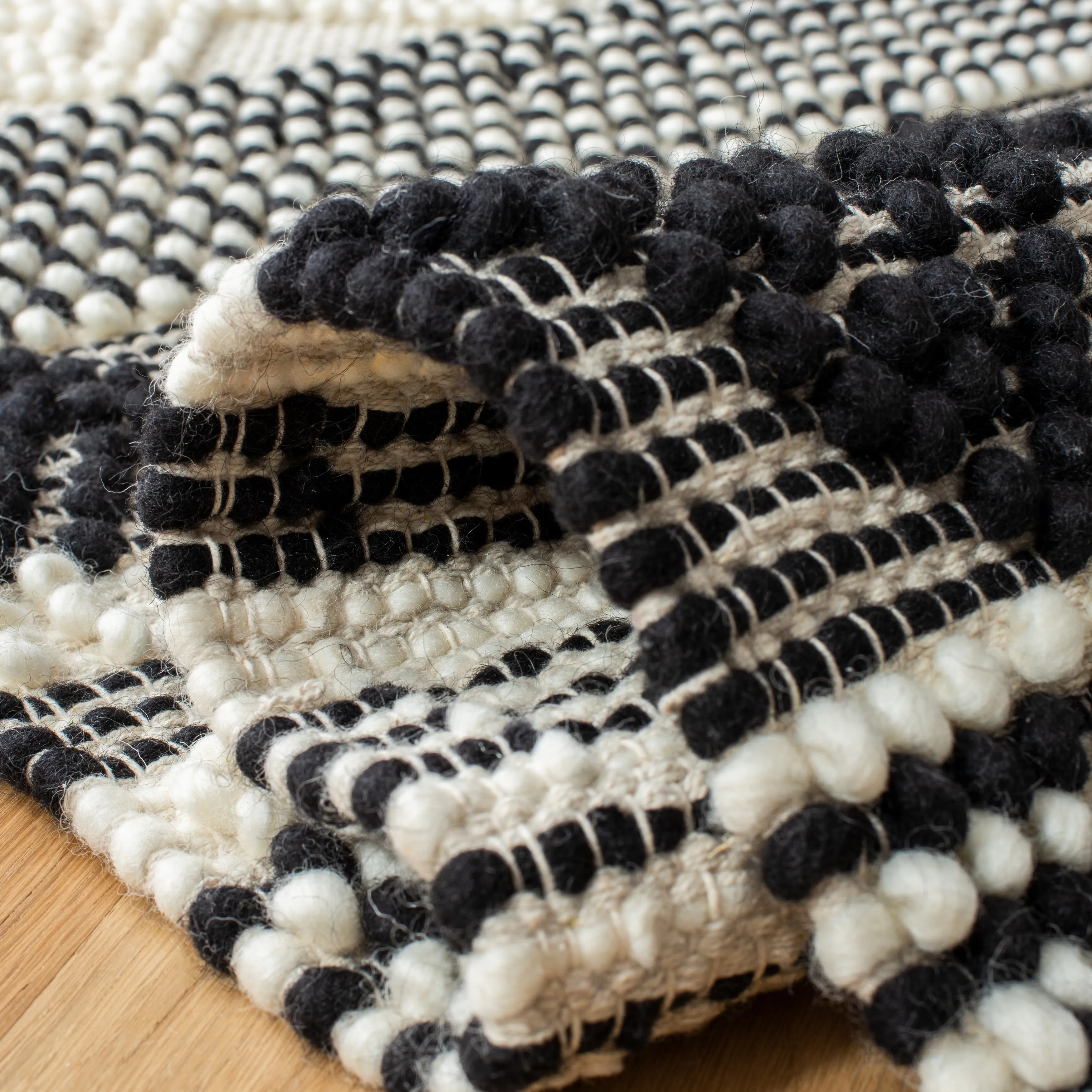 SAFAVIEH. Handmade Natura Paladia Wool Rug