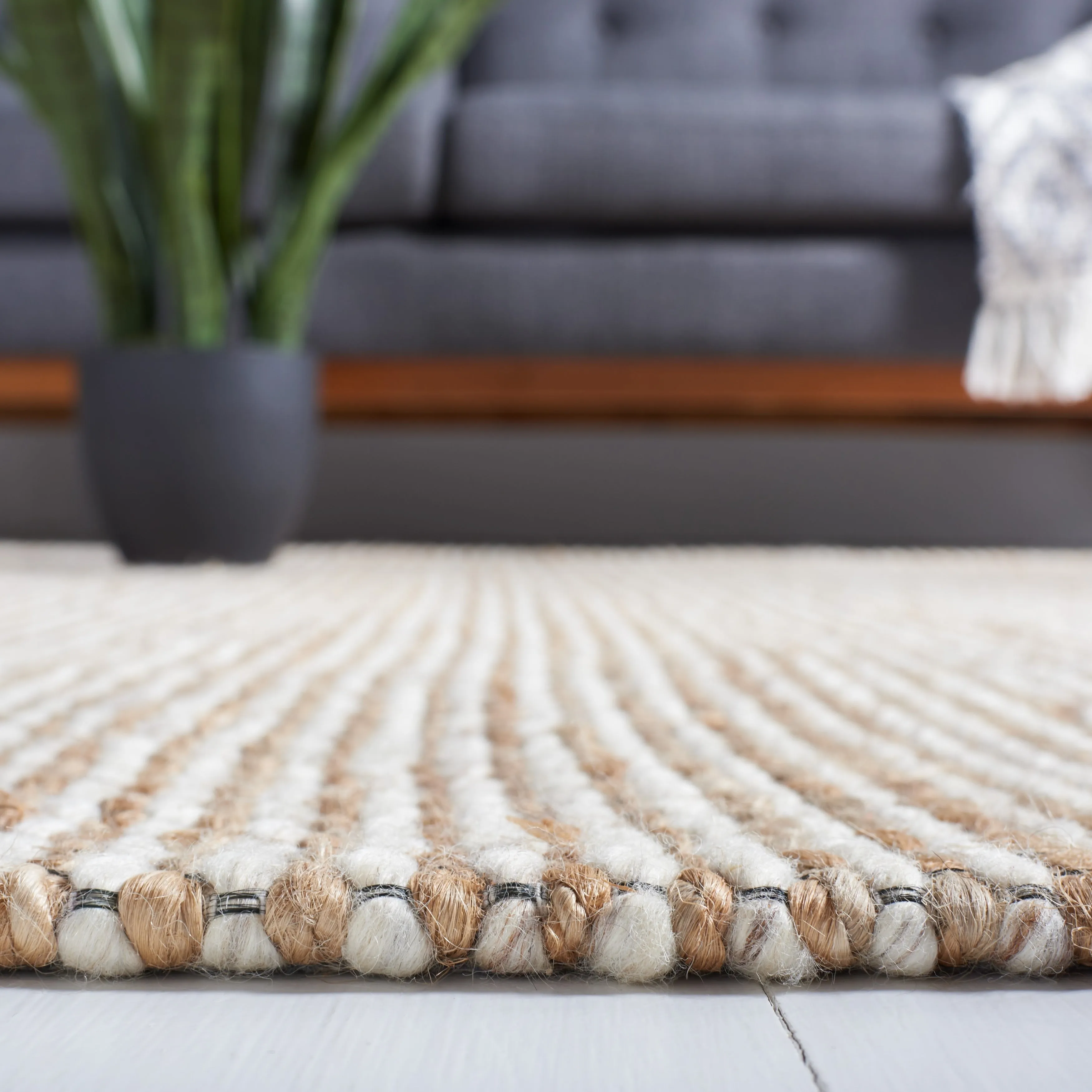 SAFAVIEH Handmade Natural Fiber Yareli Jute & Wool Rug..