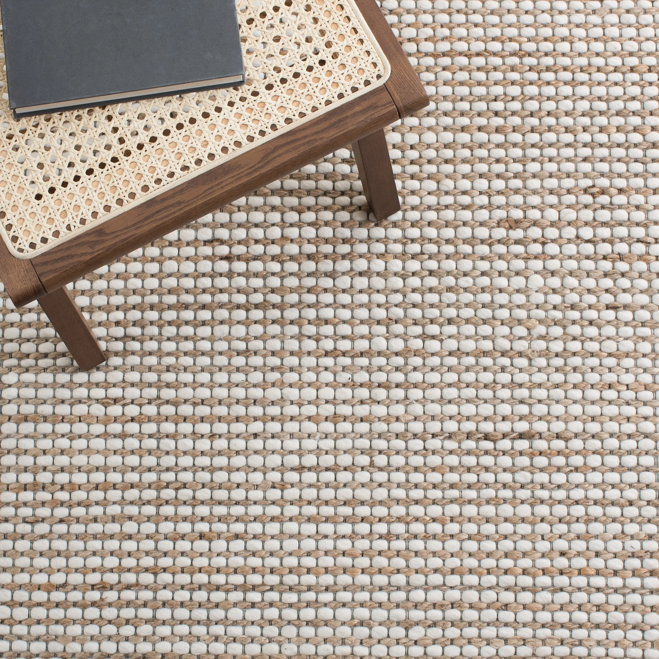 SAFAVIEH Handmade Natural Fiber Yareli Jute & Wool Rug..