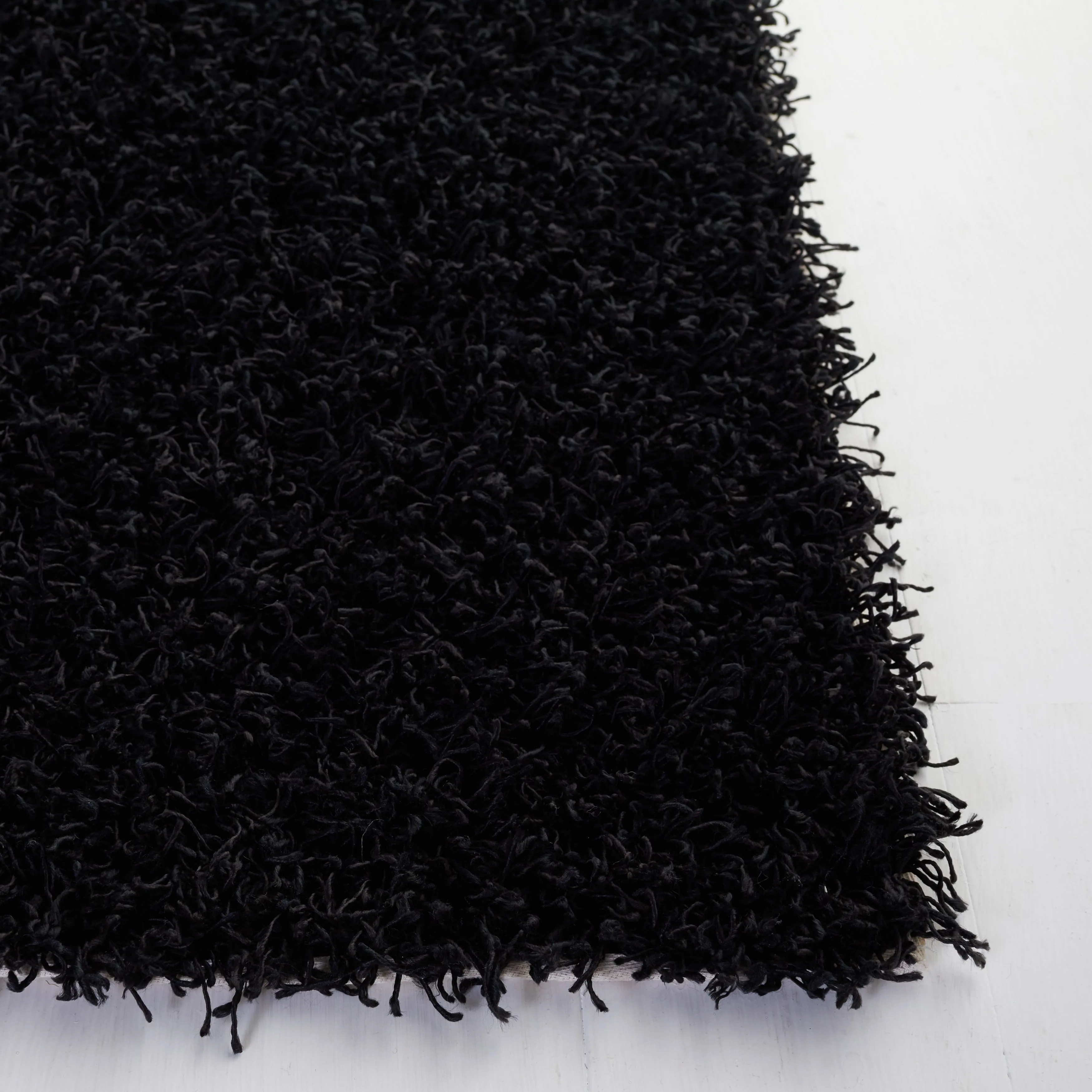 SAFAVIEH Handmade Rubi Shag Mevlide Solid Polyester Rug
