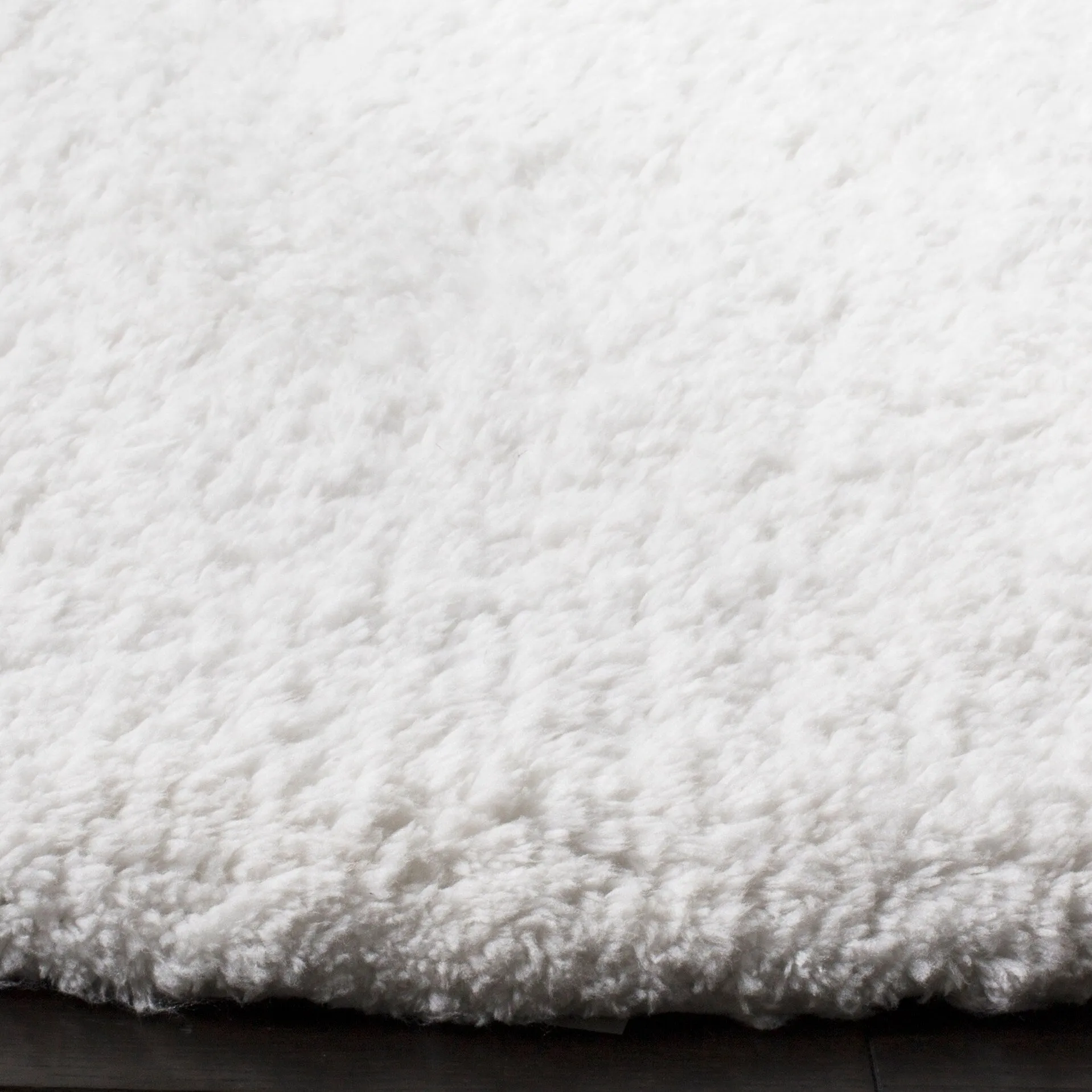SAFAVIEH Handmade Sheep Shag Dochia Solid Polyester Rug