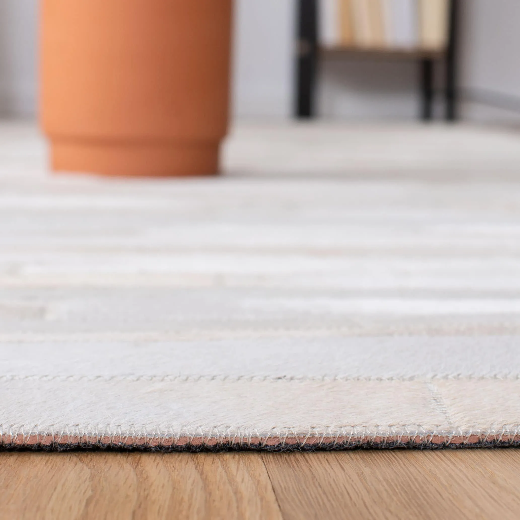 SAFAVIEH Handmade Studio Leather Daniele Natural Hide Leather Rug