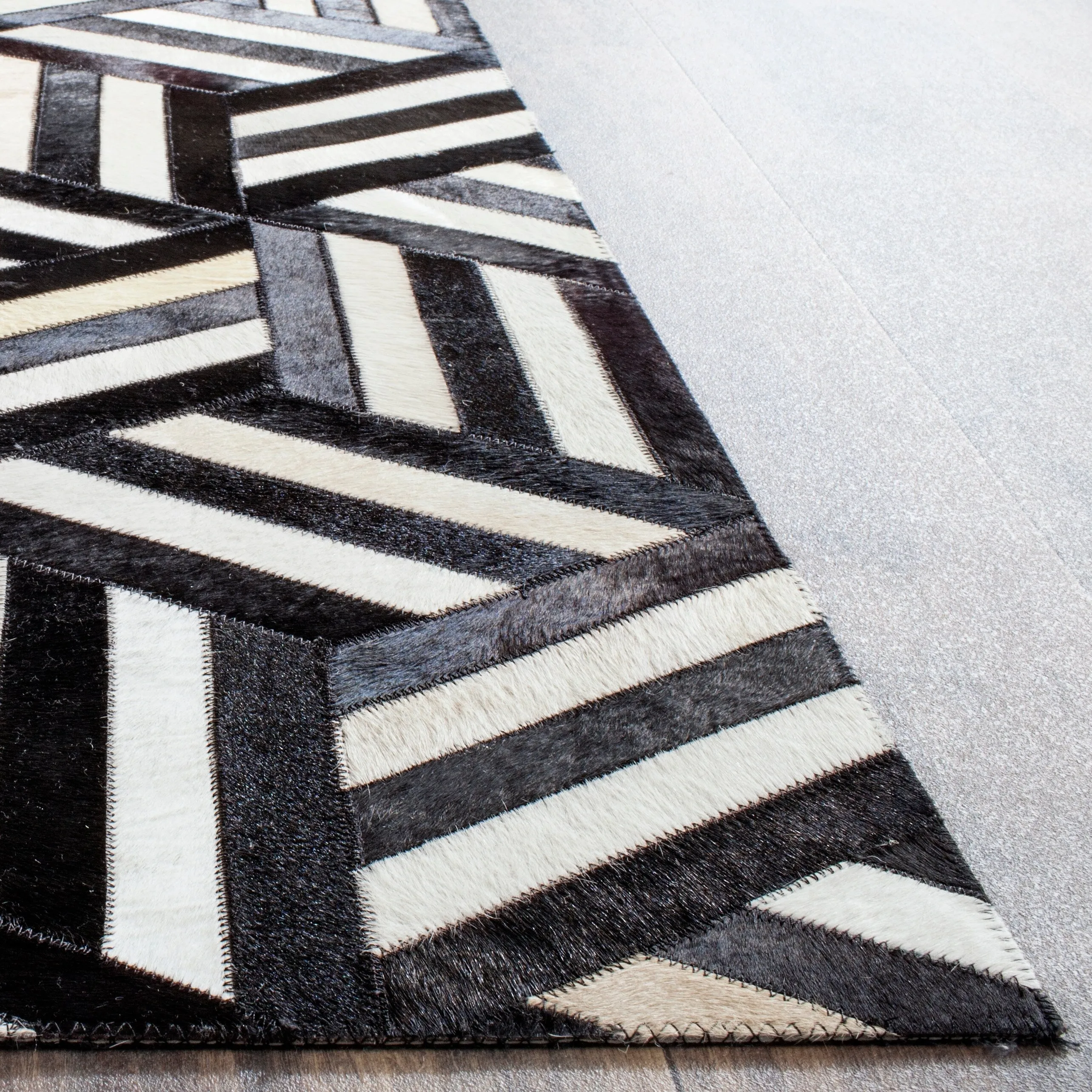 SAFAVIEH Handmade Studio Leather Farrah Modern Leather Rug