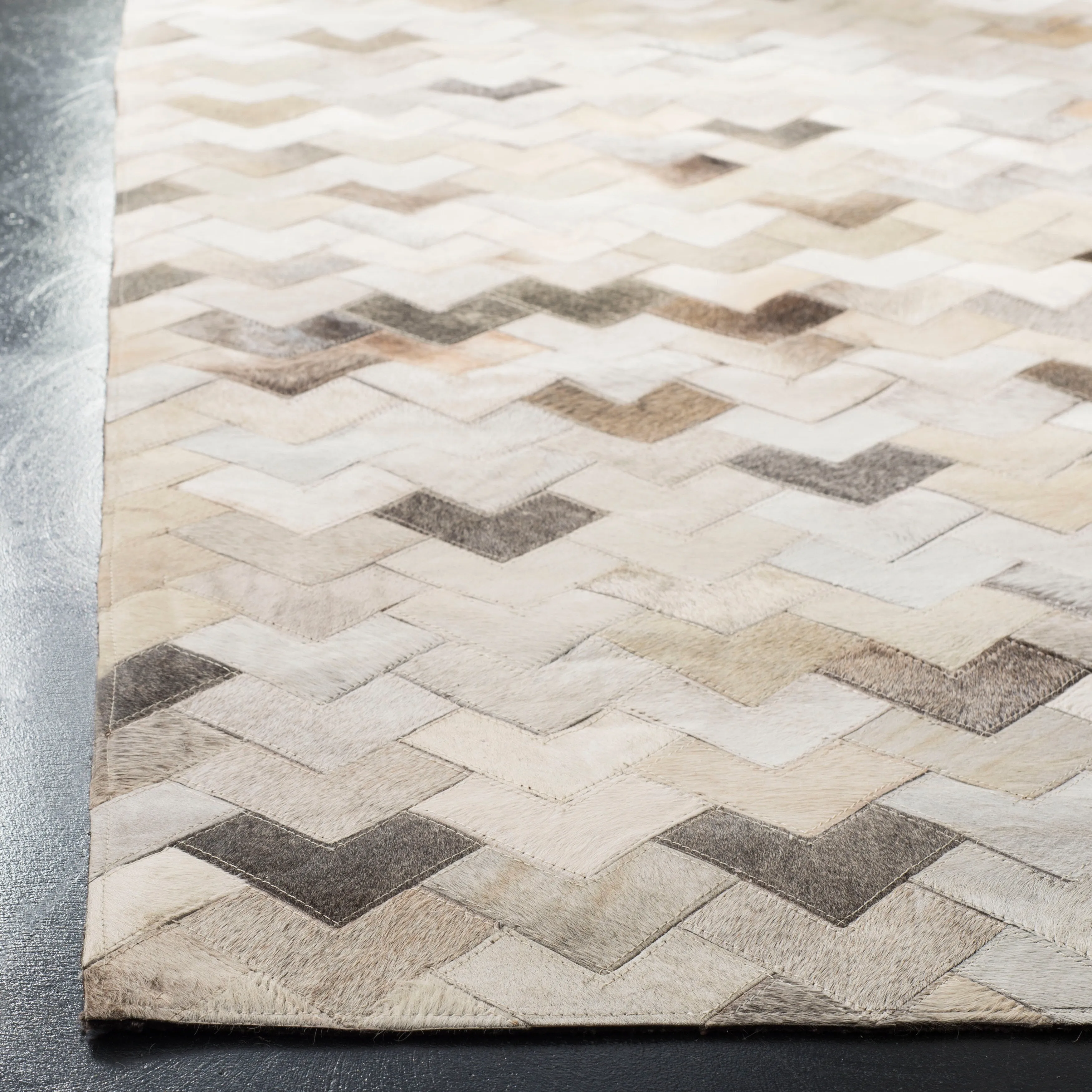SAFAVIEH Handmade Studio Leather Momo Modern Leather Rug